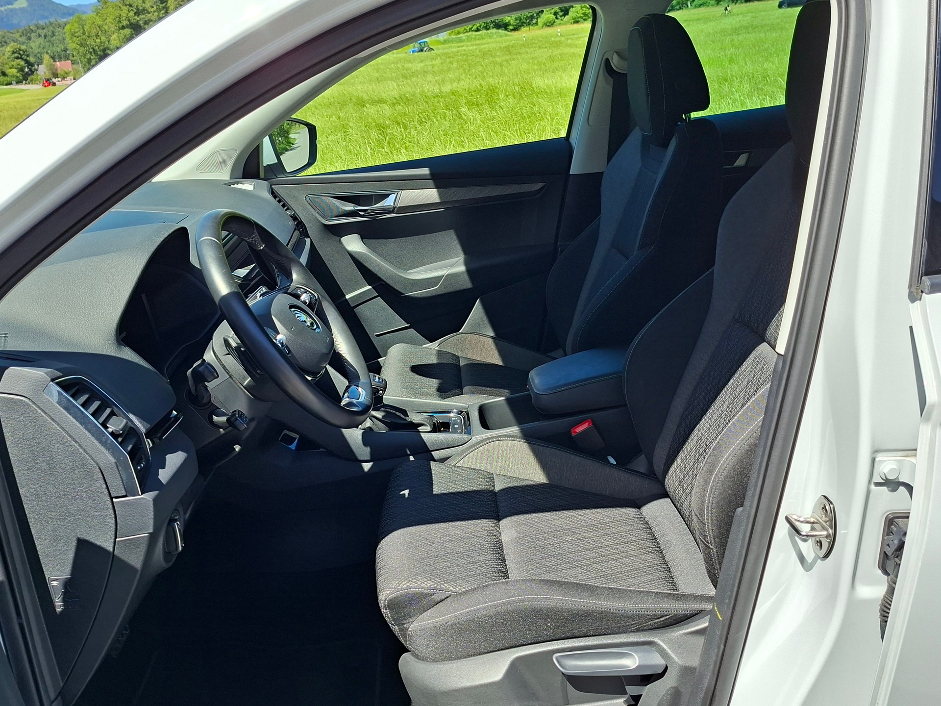 SKODA Karoq 2.0 TDI CR Style 4x4 DSG Anhängerkupplung+8-fach bereift*-image-7