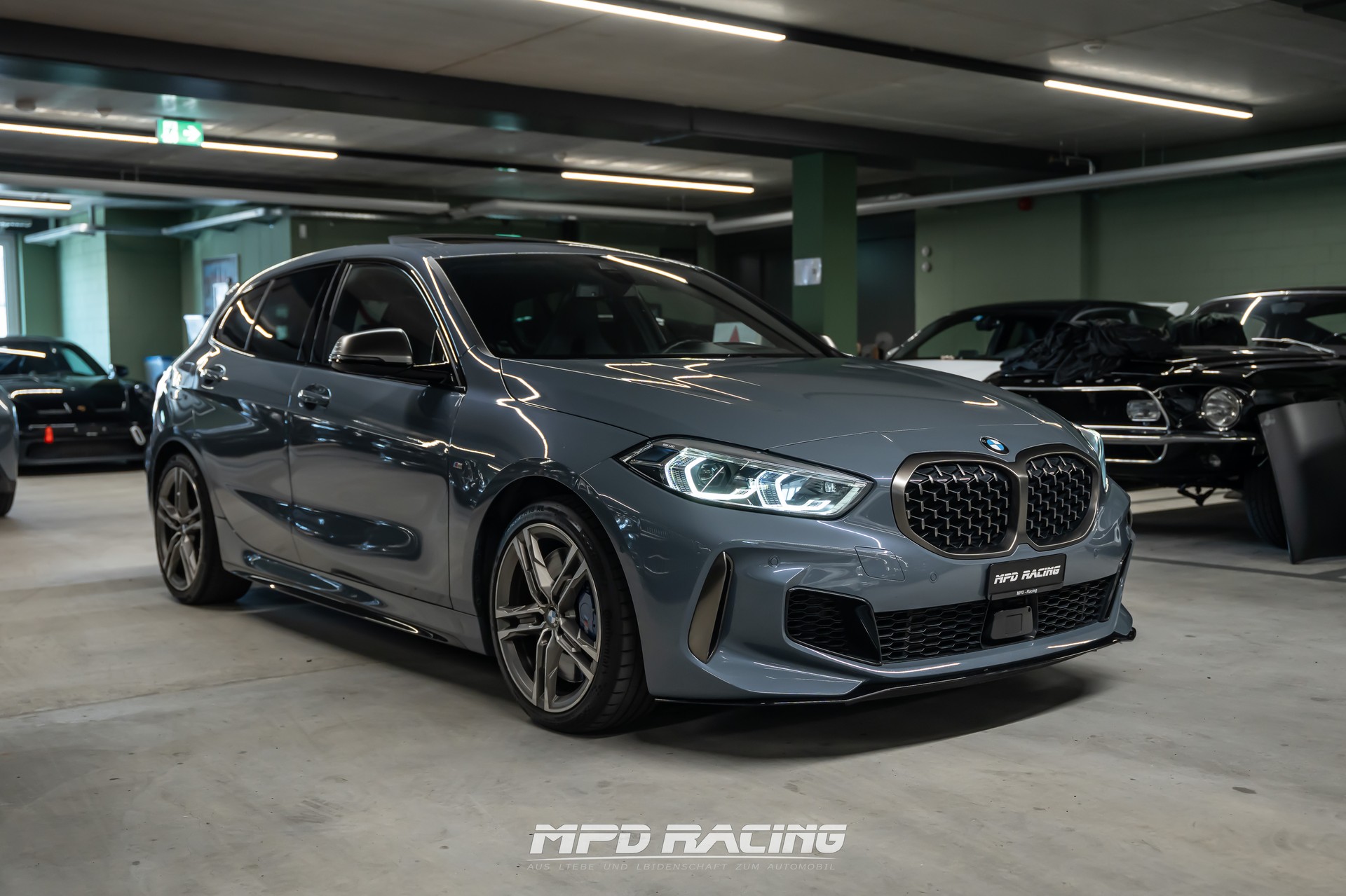 BMW M135i xDrive Steptronic-showroom-element-2