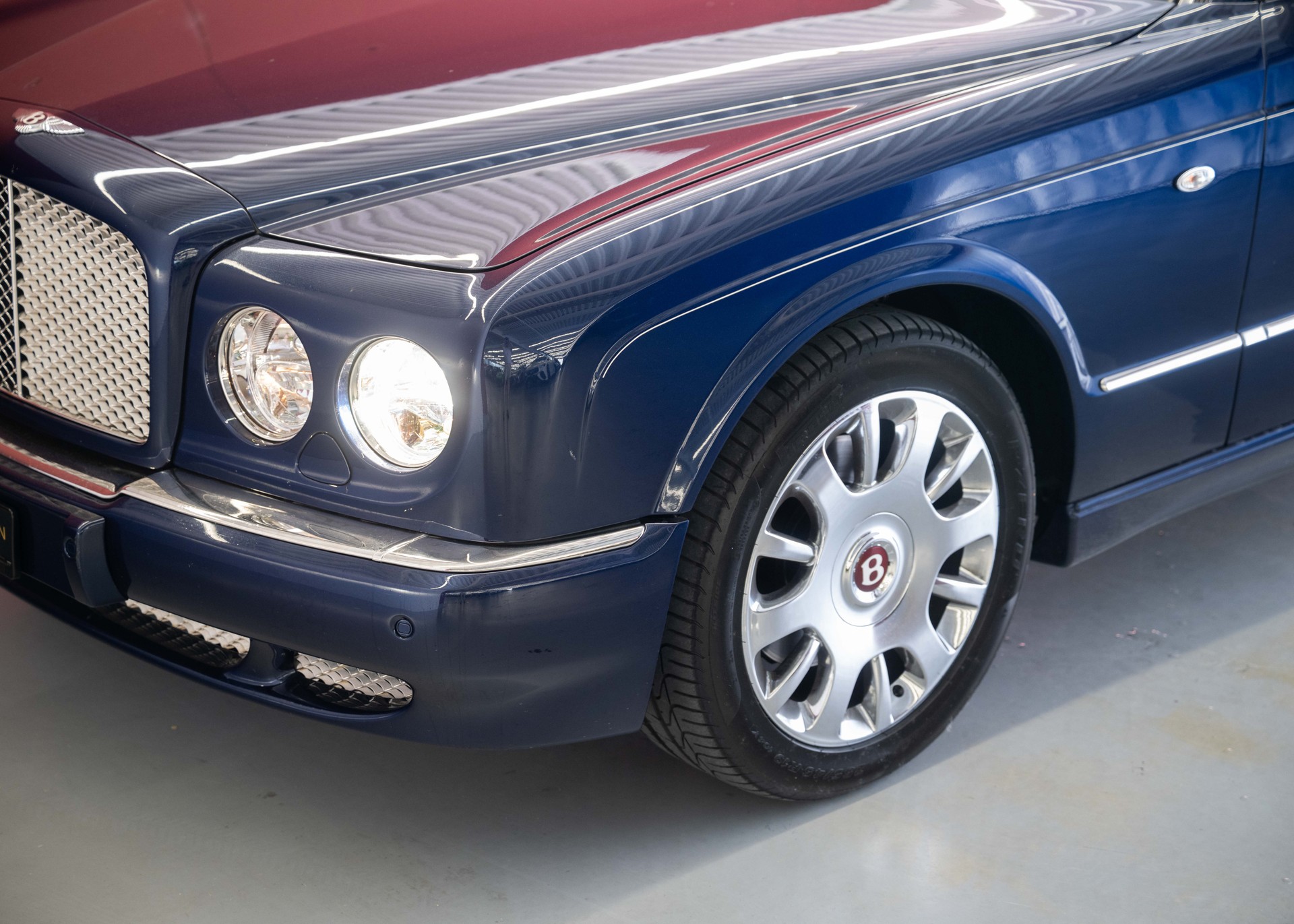 BENTLEY Arnage R (457 hp, sublime condition, full service history, 12-month warranty) - RESERVED !-image-13