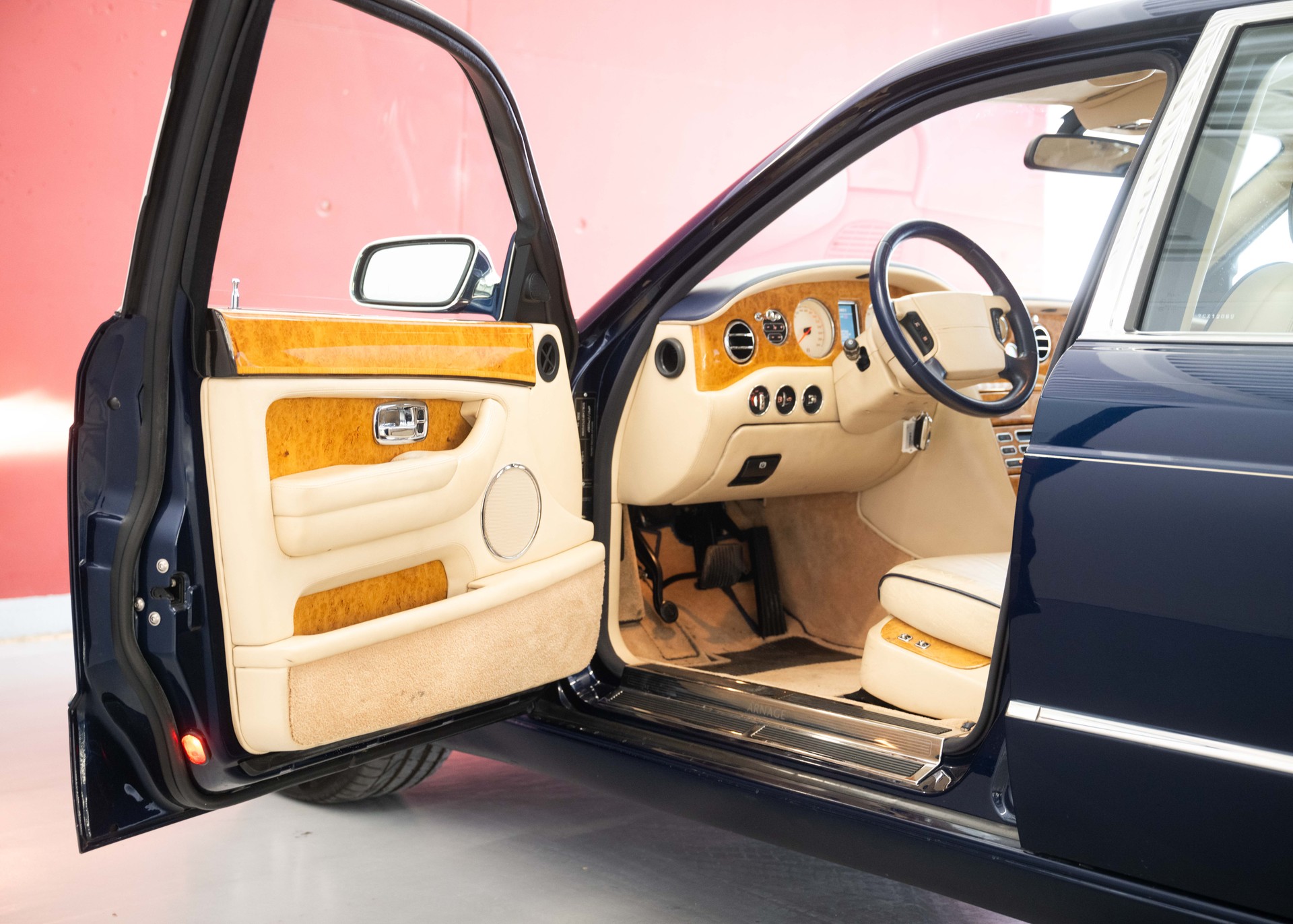 BENTLEY Arnage R (457 hp, sublime condition, full service history, 12-month warranty) - RESERVED !-image-30