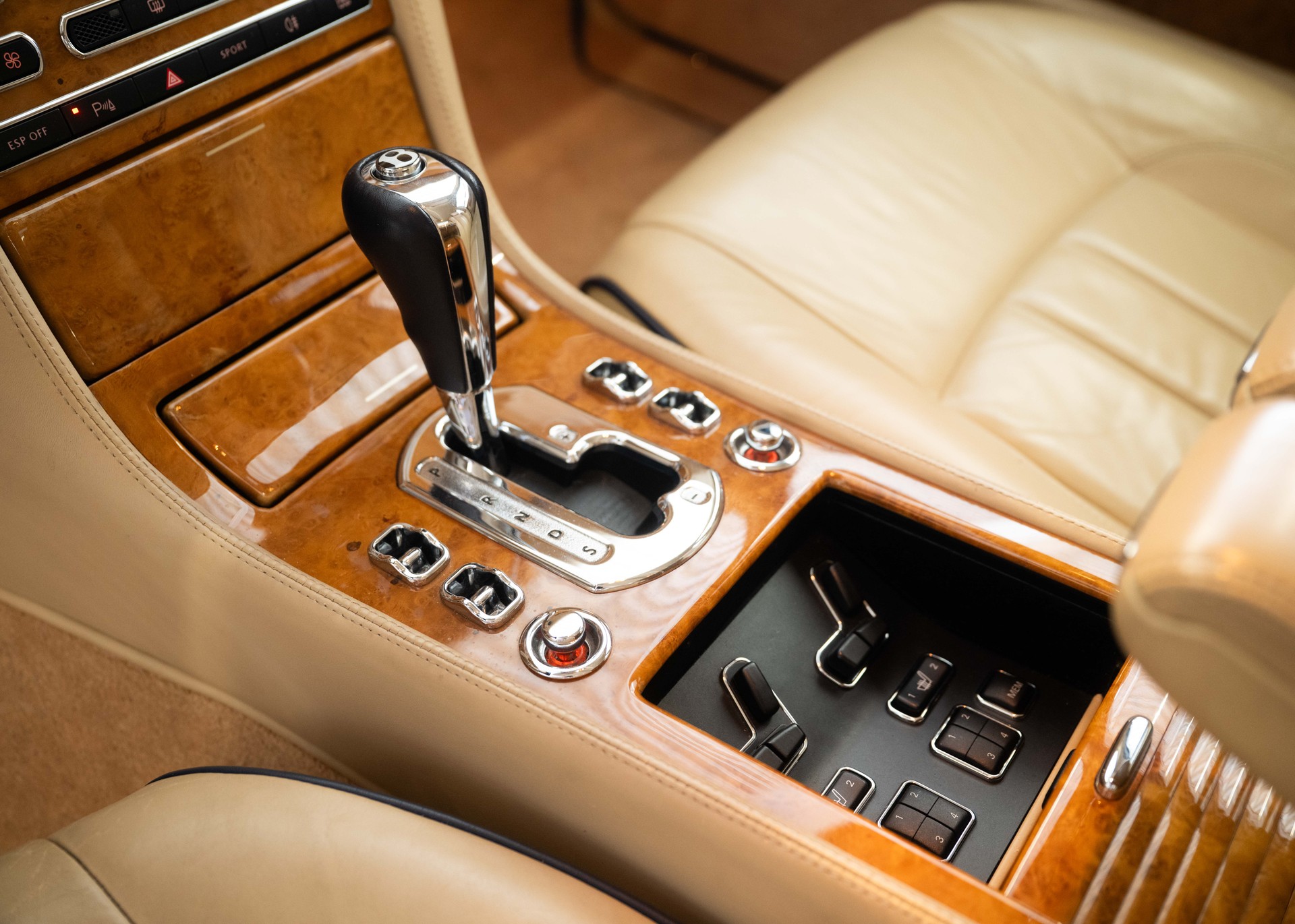 BENTLEY Arnage R (457 hp, sublime condition, full service history, 12-month warranty) - RESERVED !-image-29
