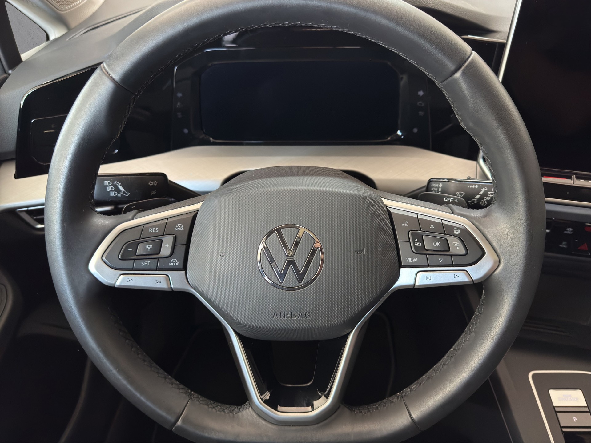 VW Golf 1.5 e TSI DSG Facelift "Panorama-RF.-Kamera"-image-13