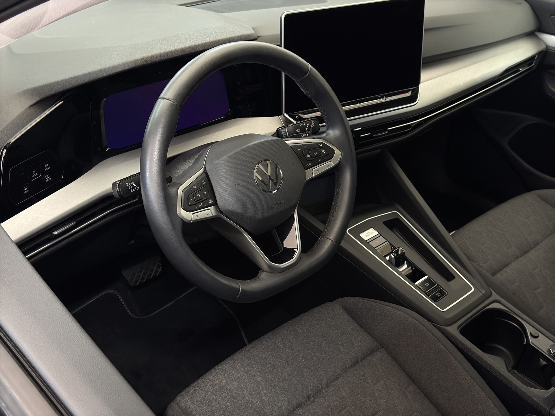 VW Golf 1.5 e TSI DSG Facelift "Panorama-RF.-Kamera"-image-12