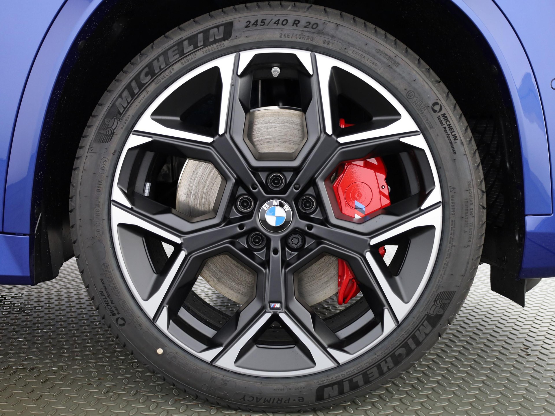 BMW X1 M35i-showroom-element-3