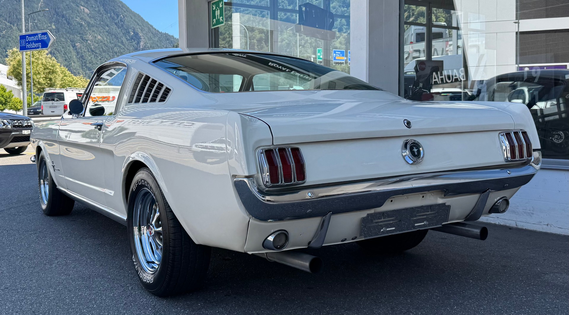 FORD V8 Fastback 302-showroom-element-3