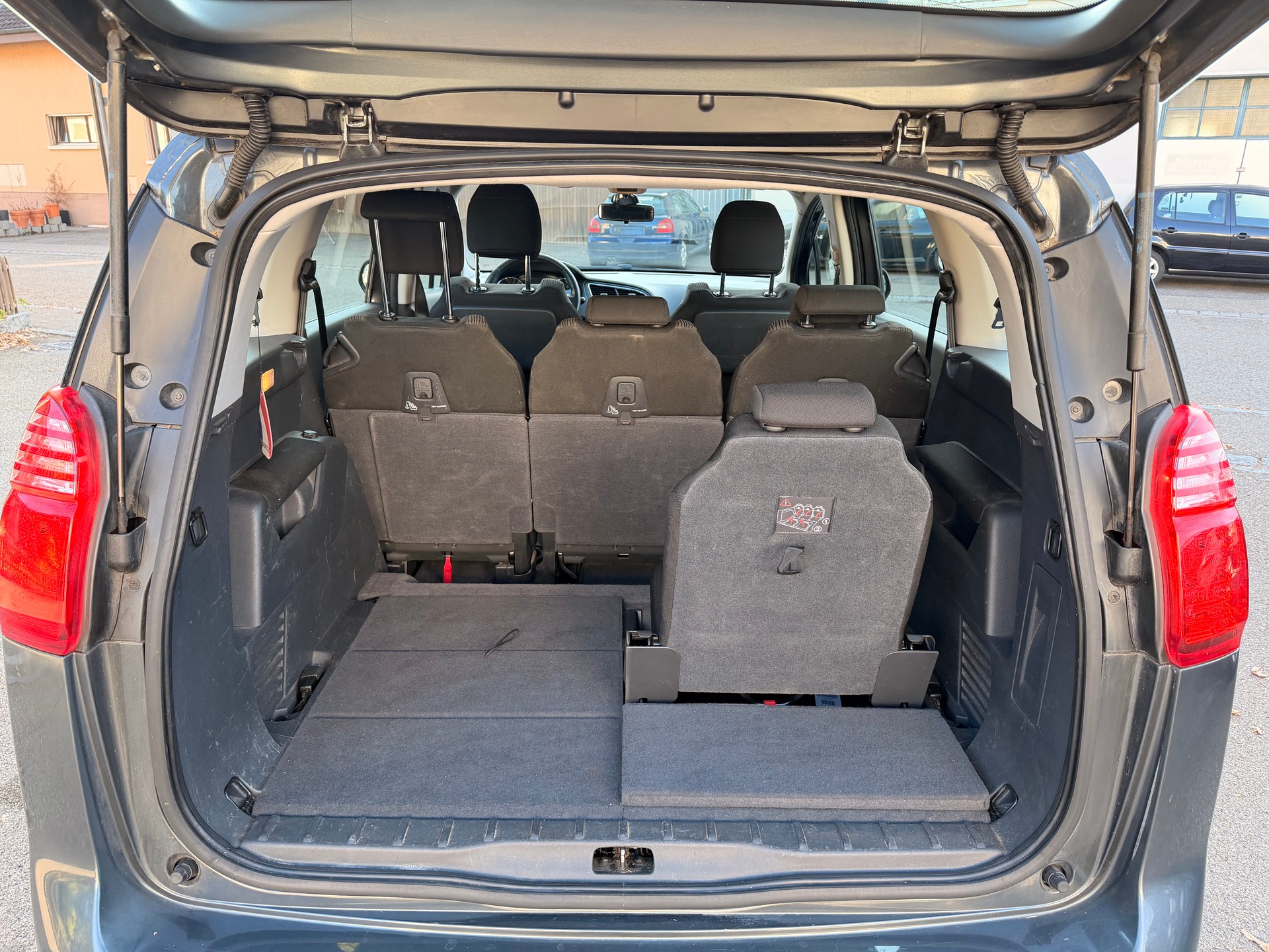 PEUGEOT 5008 1.6 16V VTI Trendy Clim-image-9