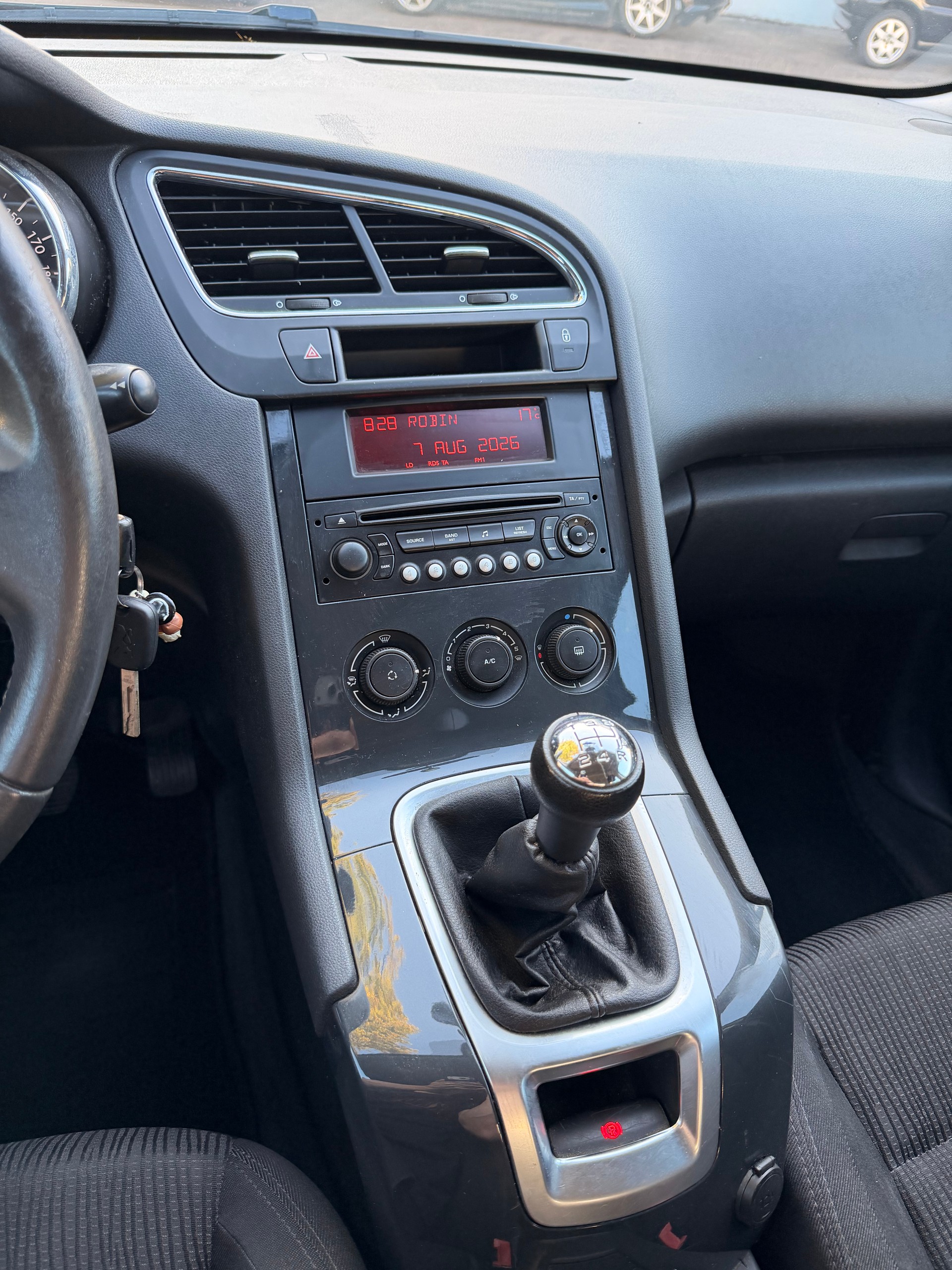 PEUGEOT 5008 1.6 16V VTI Trendy Clim-image-13