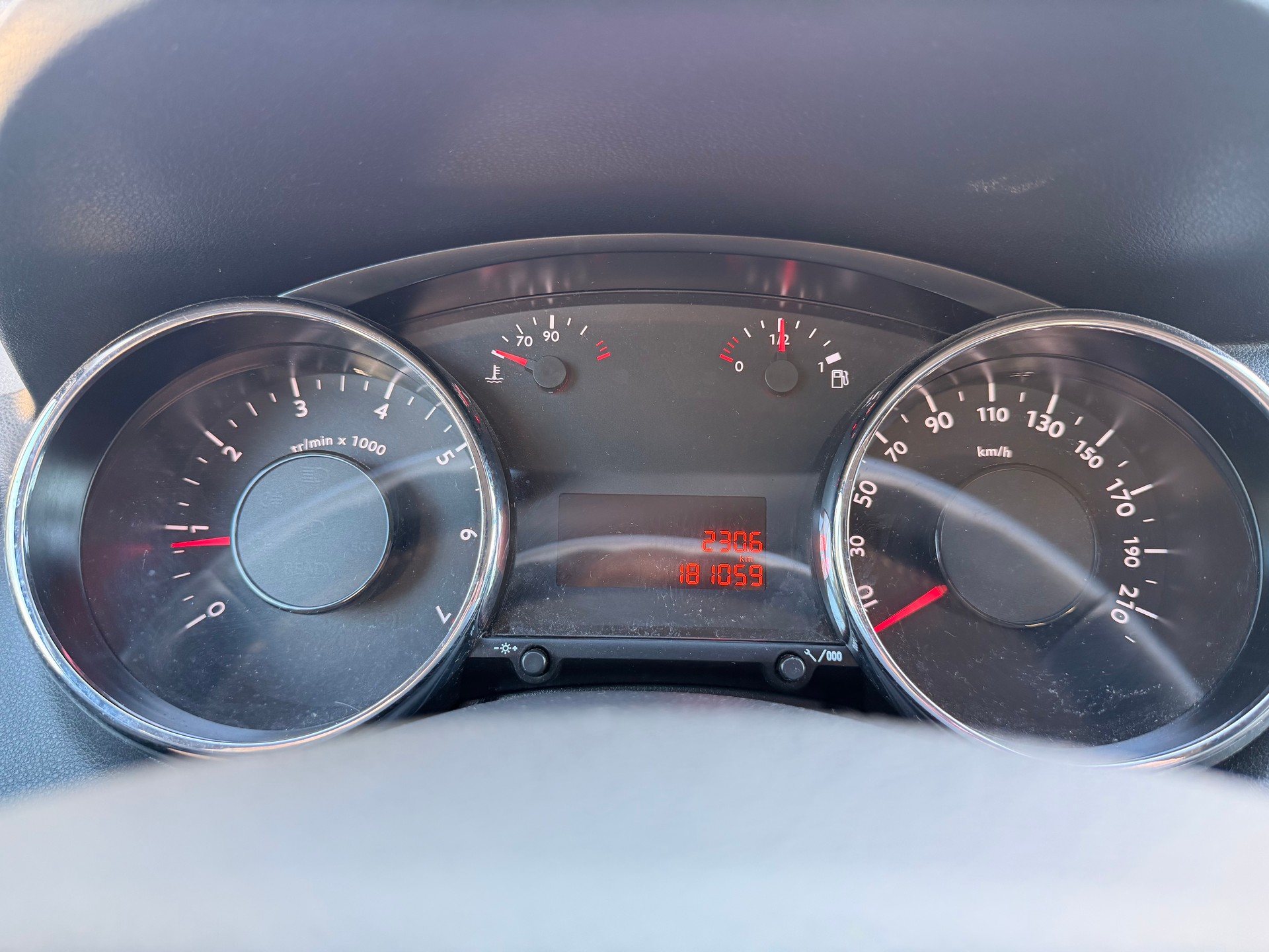 PEUGEOT 5008 1.6 16V VTI Trendy Clim-image-12