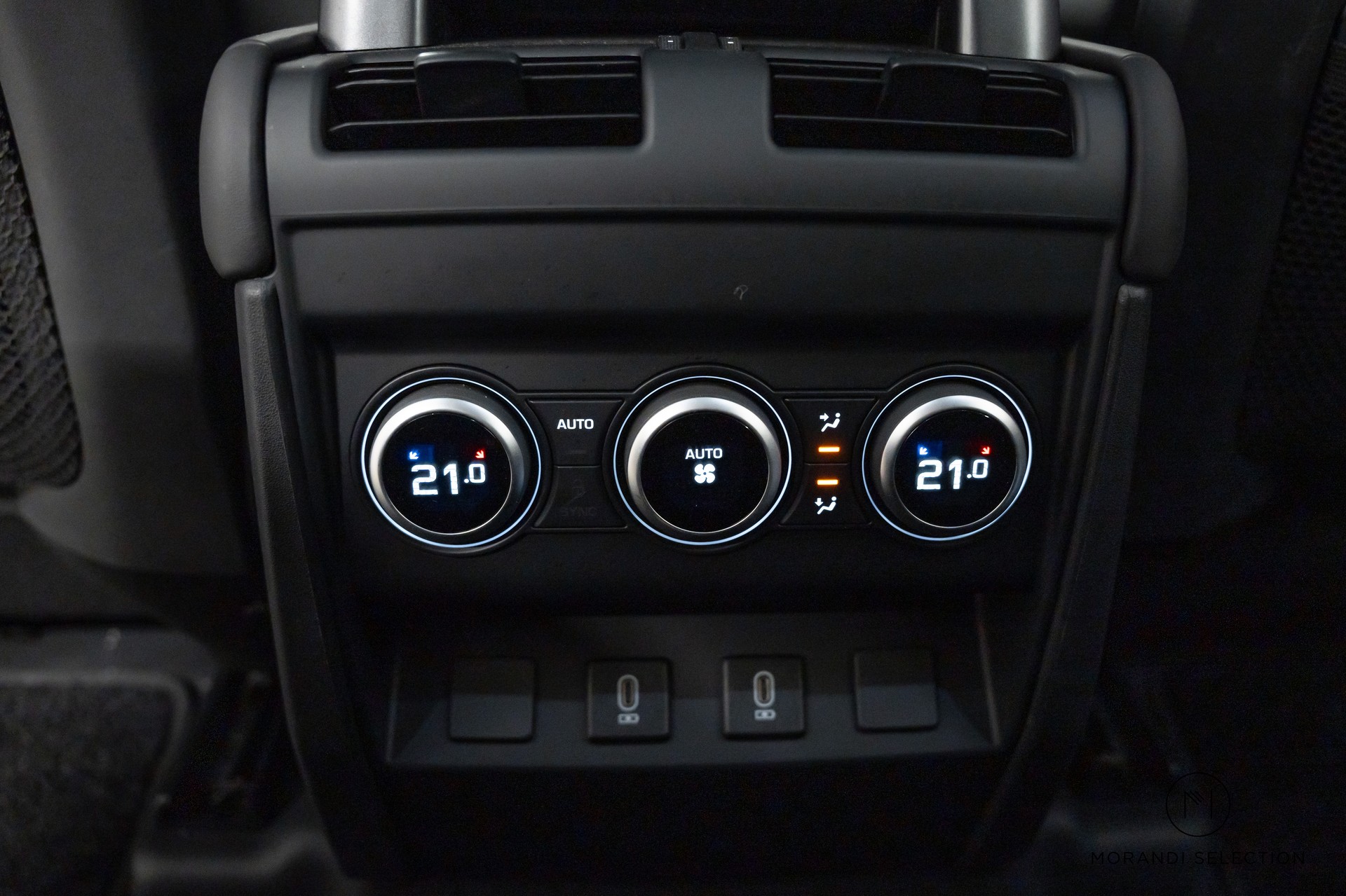 LAND ROVER Defender 110 3.0 D I6 350 X-Dynamic HSE-image-18