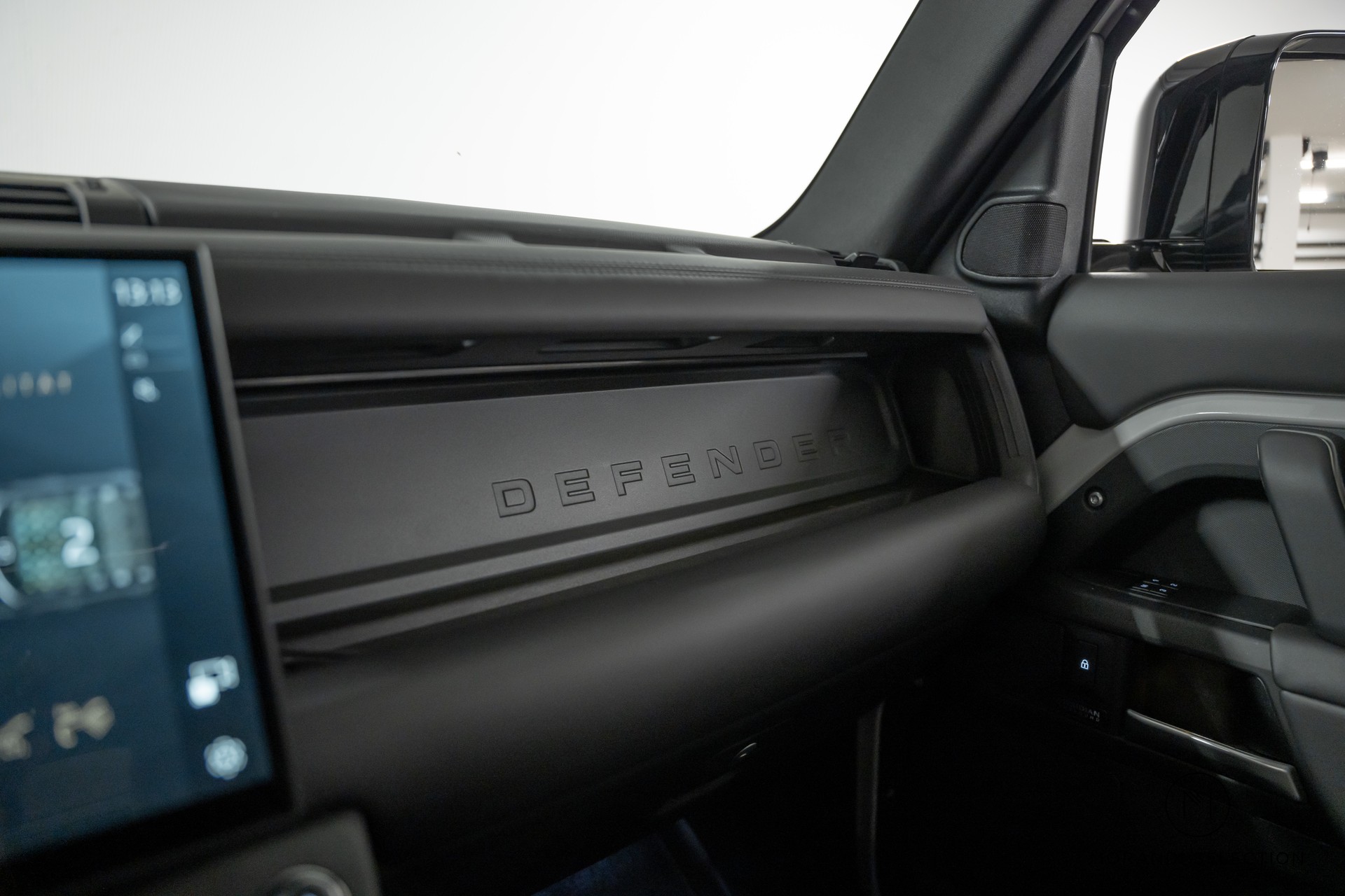 LAND ROVER Defender 110 3.0 D I6 350 X-Dynamic HSE-image-29