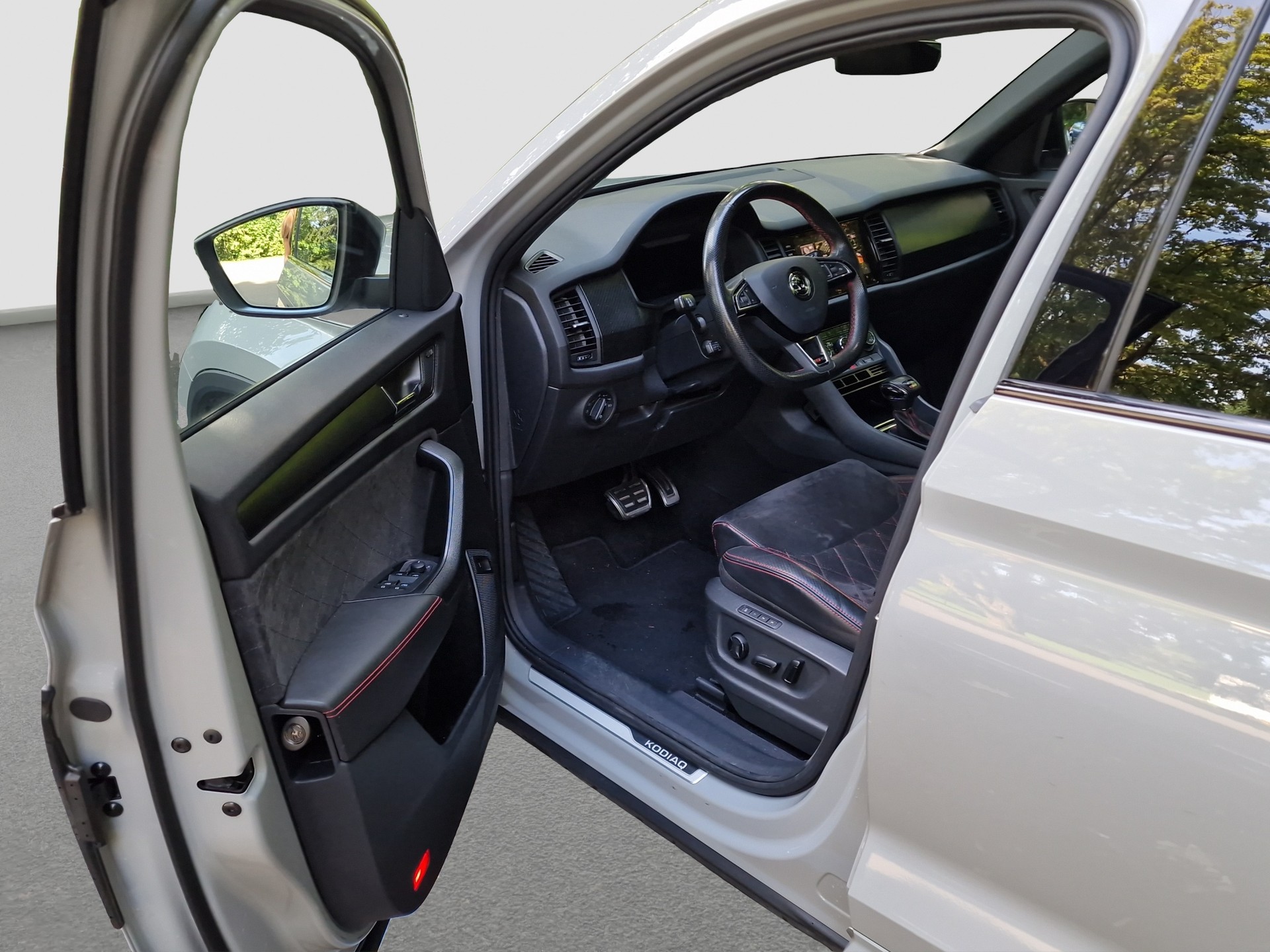 SKODA Kodiaq 2.0 Bi-TDI SCR RS 4x4 DSG ** Frisch ab MFK & Service inkl. ZR/WP ** 1. Hand ** Top-Ausstattung **-image-4