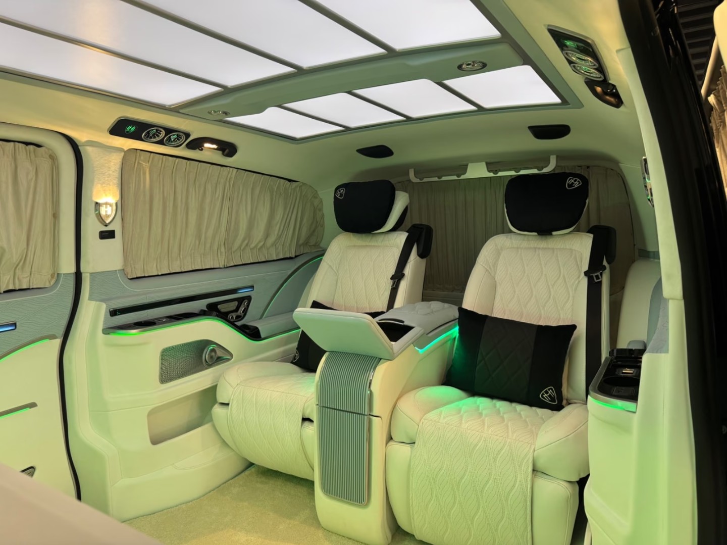 MERCEDES-BENZ V 300 d Extra-Lang 4matic Exclusive FALCON ST. MORITZ V.I.P-showroom-element-1