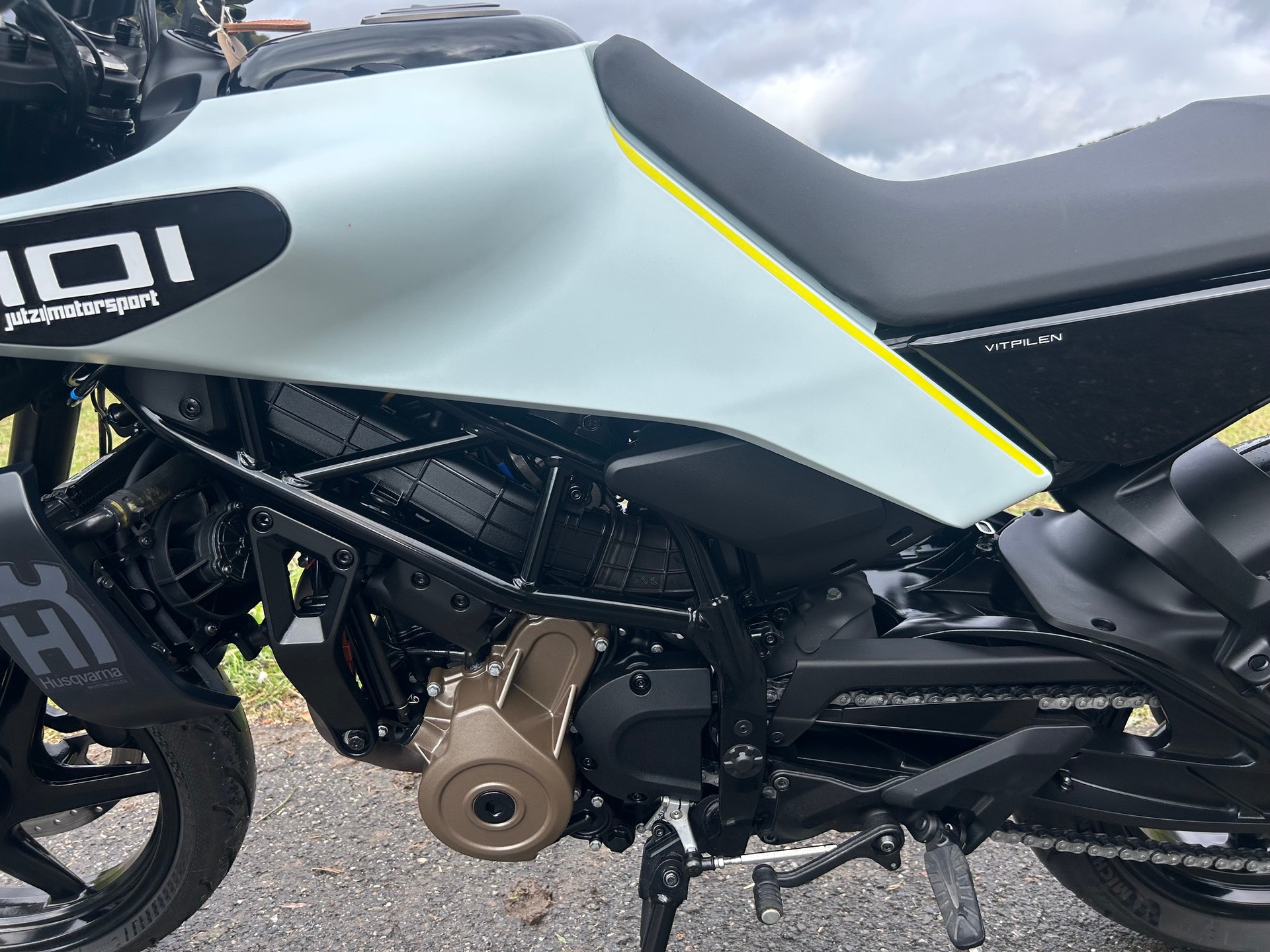 HUSQVARNA Svartpilen 401-image-5