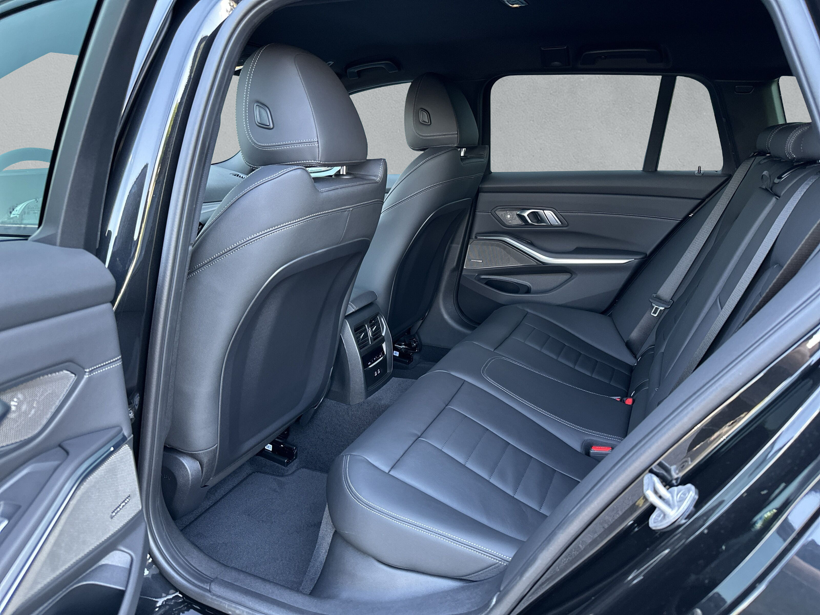 BMW 330e xDrive Steptronic M Sport **Action de leasing à 0.0%**-image-11