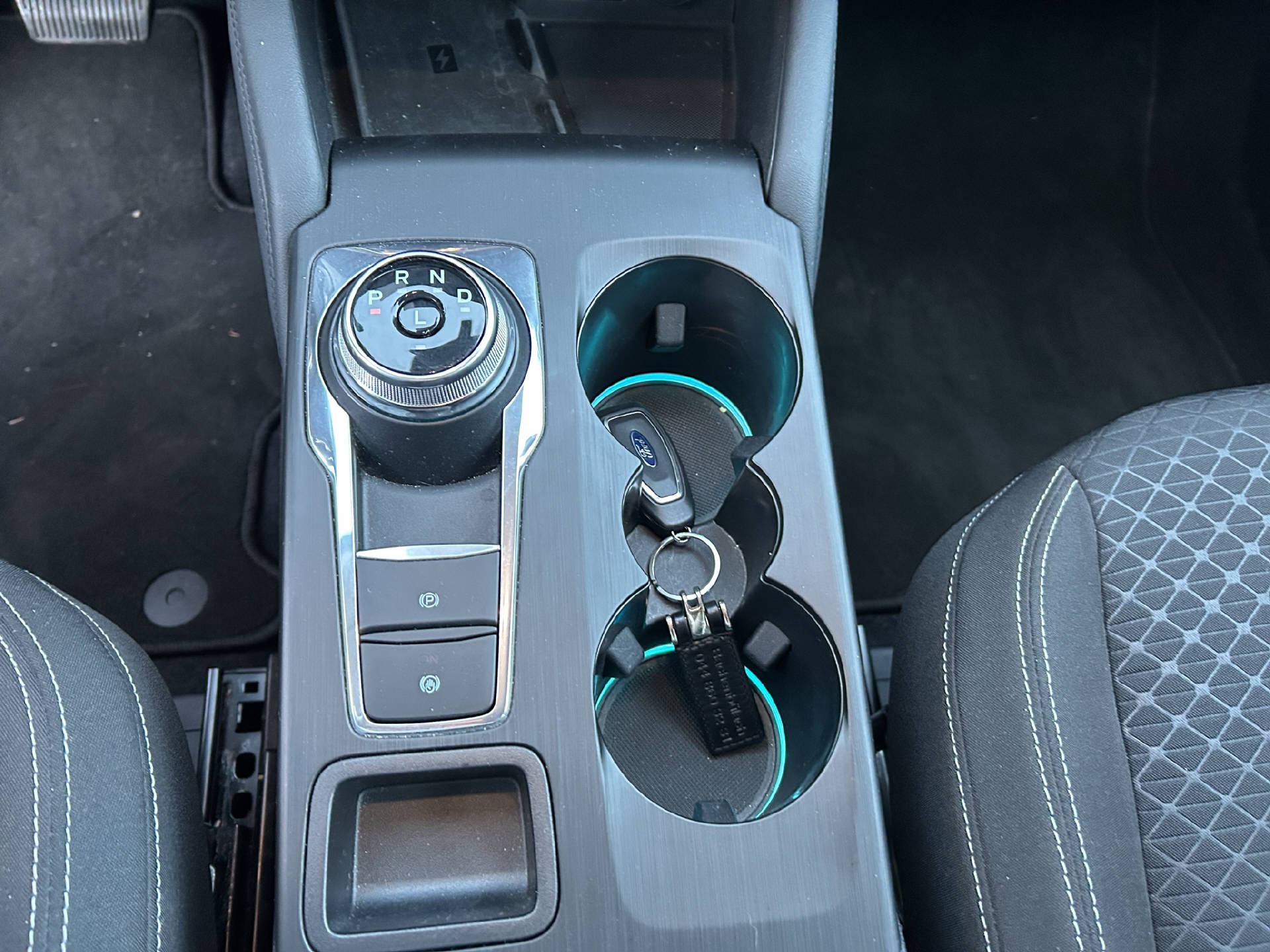 FORD Kuga 2.5 Plug-in Hybrid Titanium-image-29
