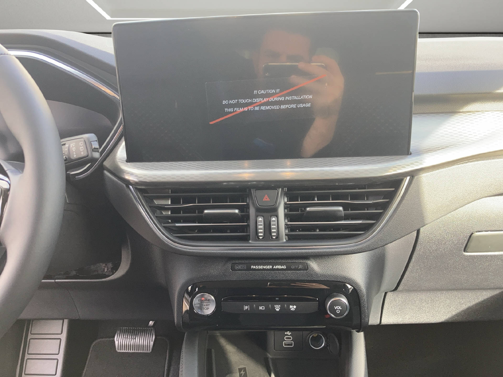 FORD Kuga 2.5 Plug-in Hybrid Titanium-image-16