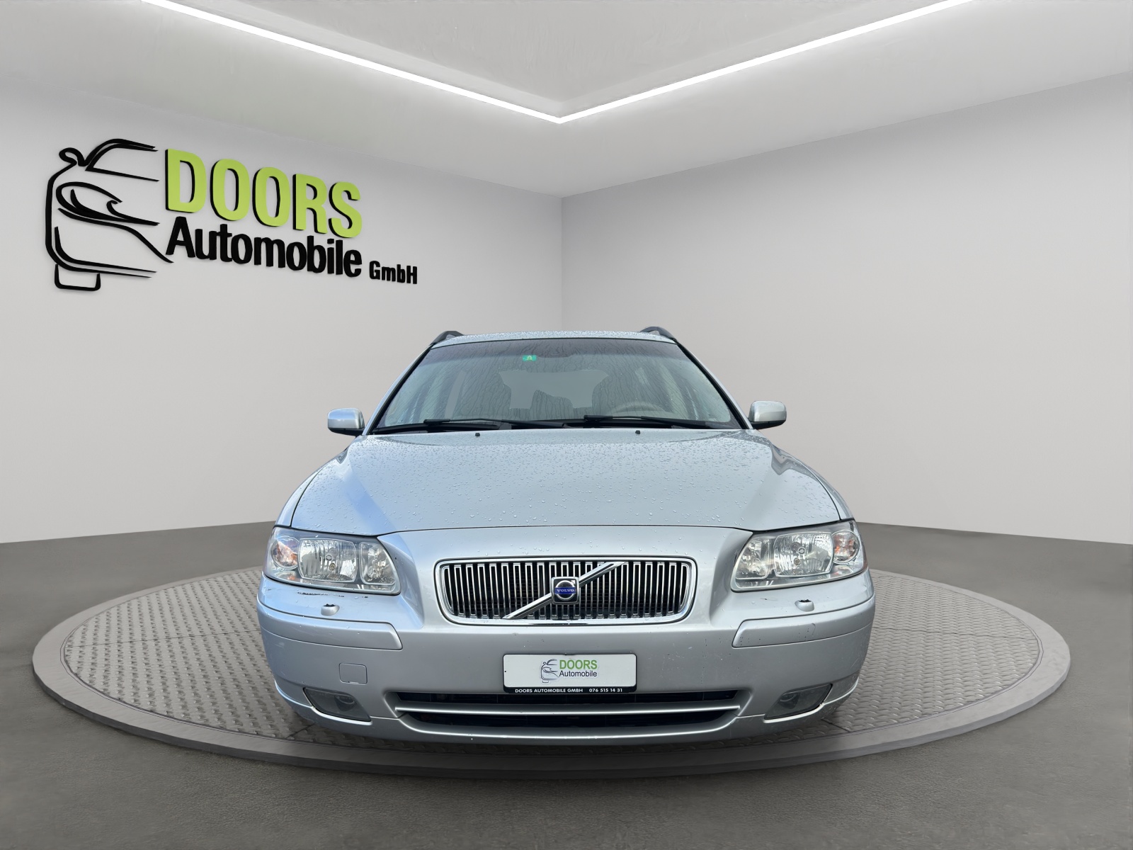 VOLVO V70 D5 Momentum-showroom-element-1