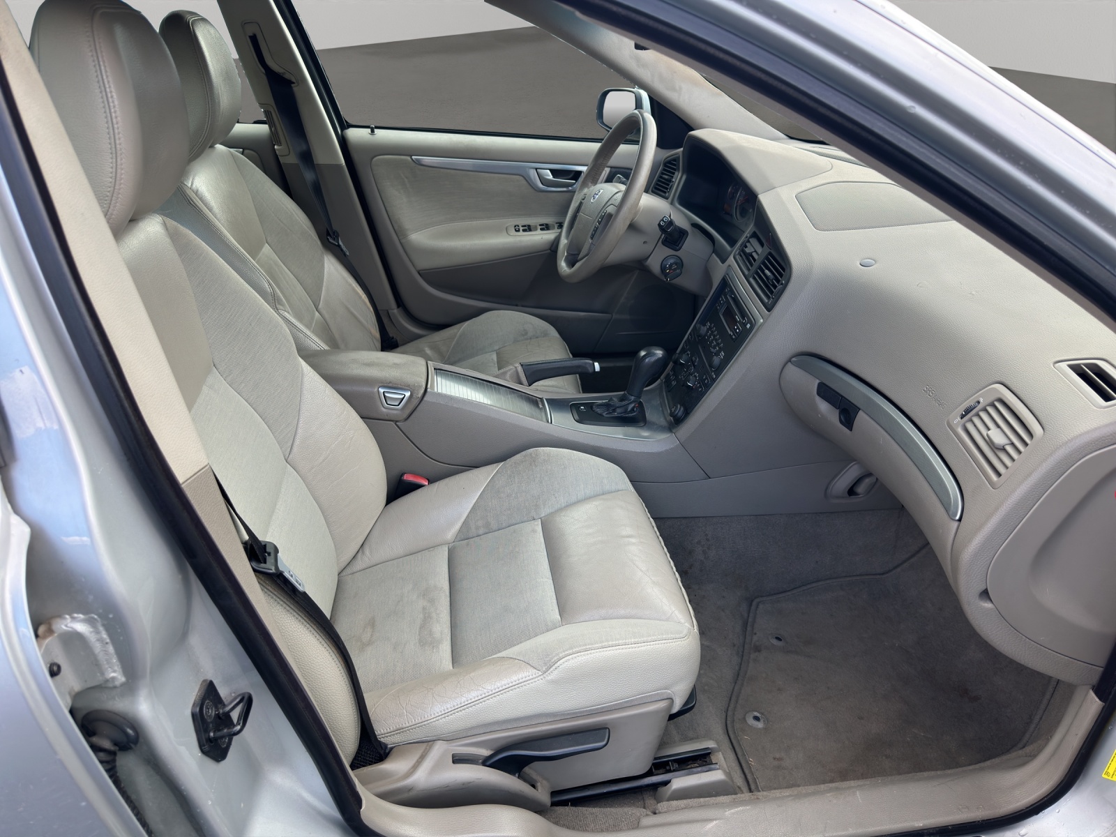 VOLVO V70 D5 Momentum-image-12
