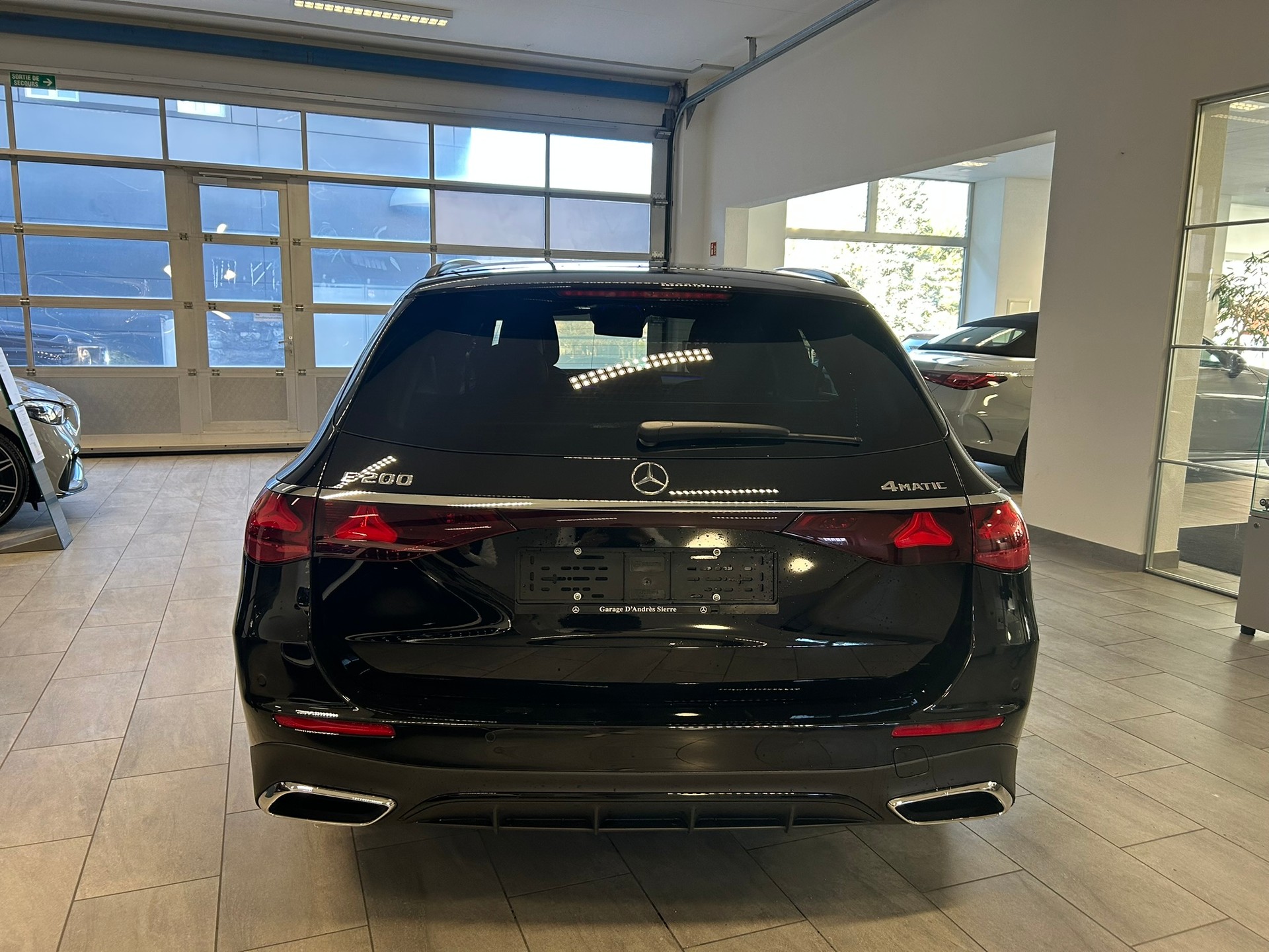 MERCEDES-BENZ E 200 T 9G-Tronic 4Matic AMG Line-image-5