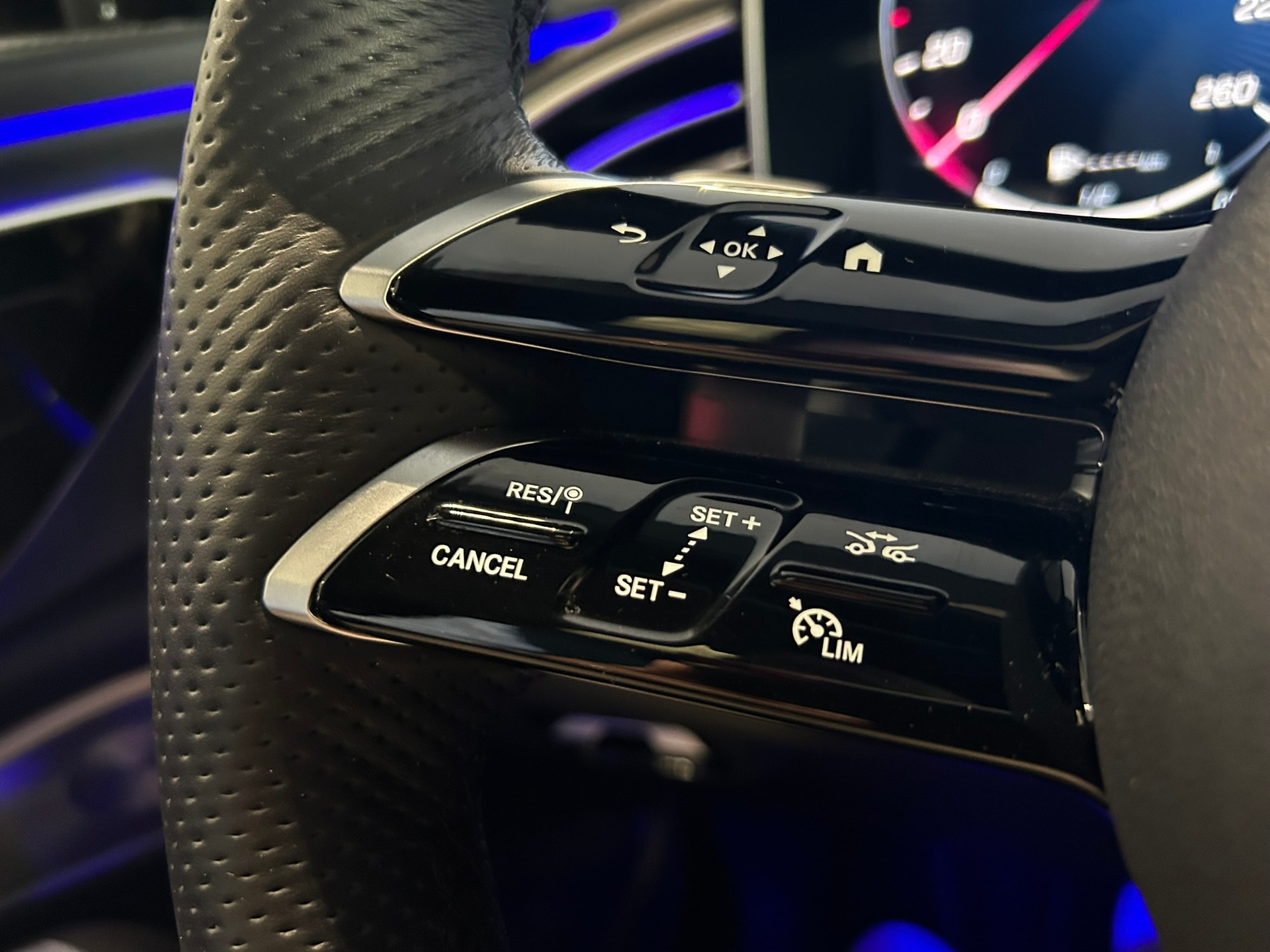 MERCEDES-BENZ E 200 T 9G-Tronic 4Matic AMG Line-image-20