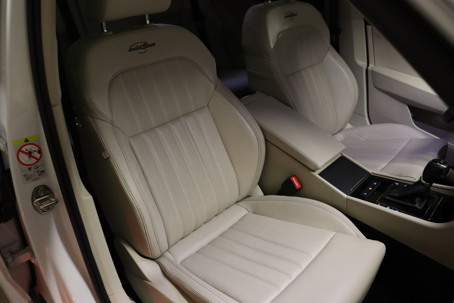 SKODA SUPERB COMBI 2.0 TDI L&K DSG ** FAHRASSISTENZ-PAKET ** 360 GRAD KAMERA ** SITZKÜHLUNG-/MASSAGE ** AHK **-image-18