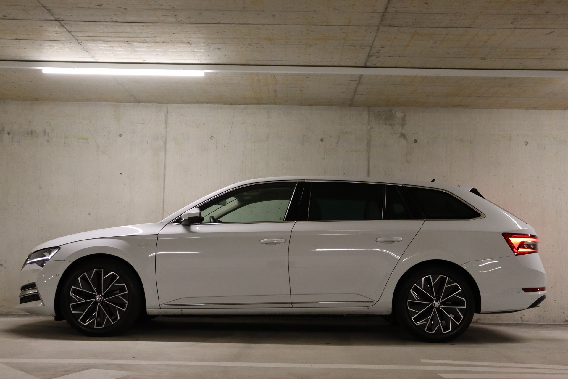 SKODA SUPERB COMBI 2.0 TDI L&K DSG ** FAHRASSISTENZ-PAKET ** 360 GRAD KAMERA ** SITZKÜHLUNG-/MASSAGE ** AHK **-image-5