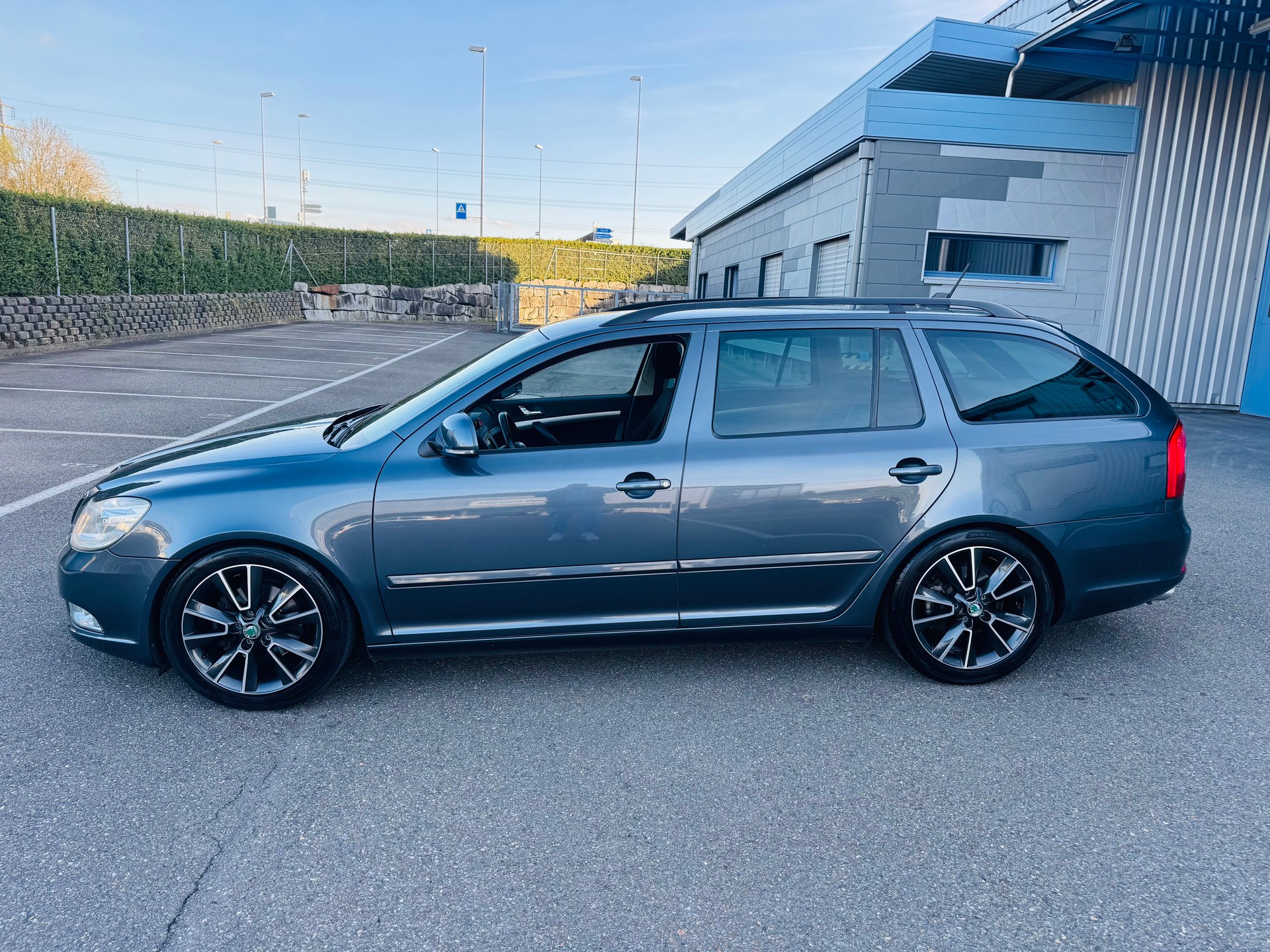 SKODA Octavia Combi 1.8 TSI Elegance-image-1