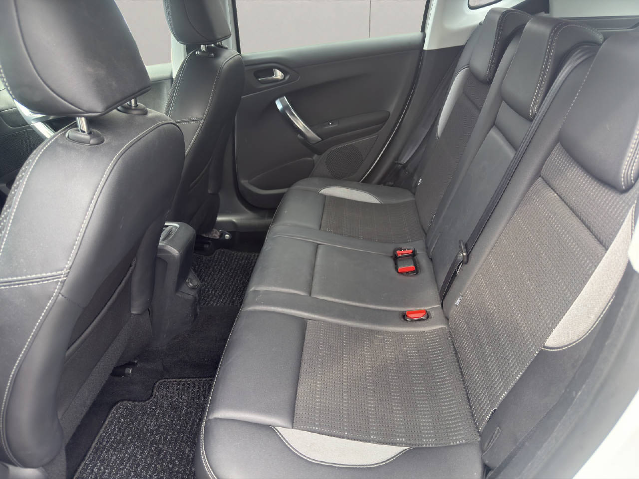 PEUGEOT 2008 1.2 PureTech Active EGS S-image-5