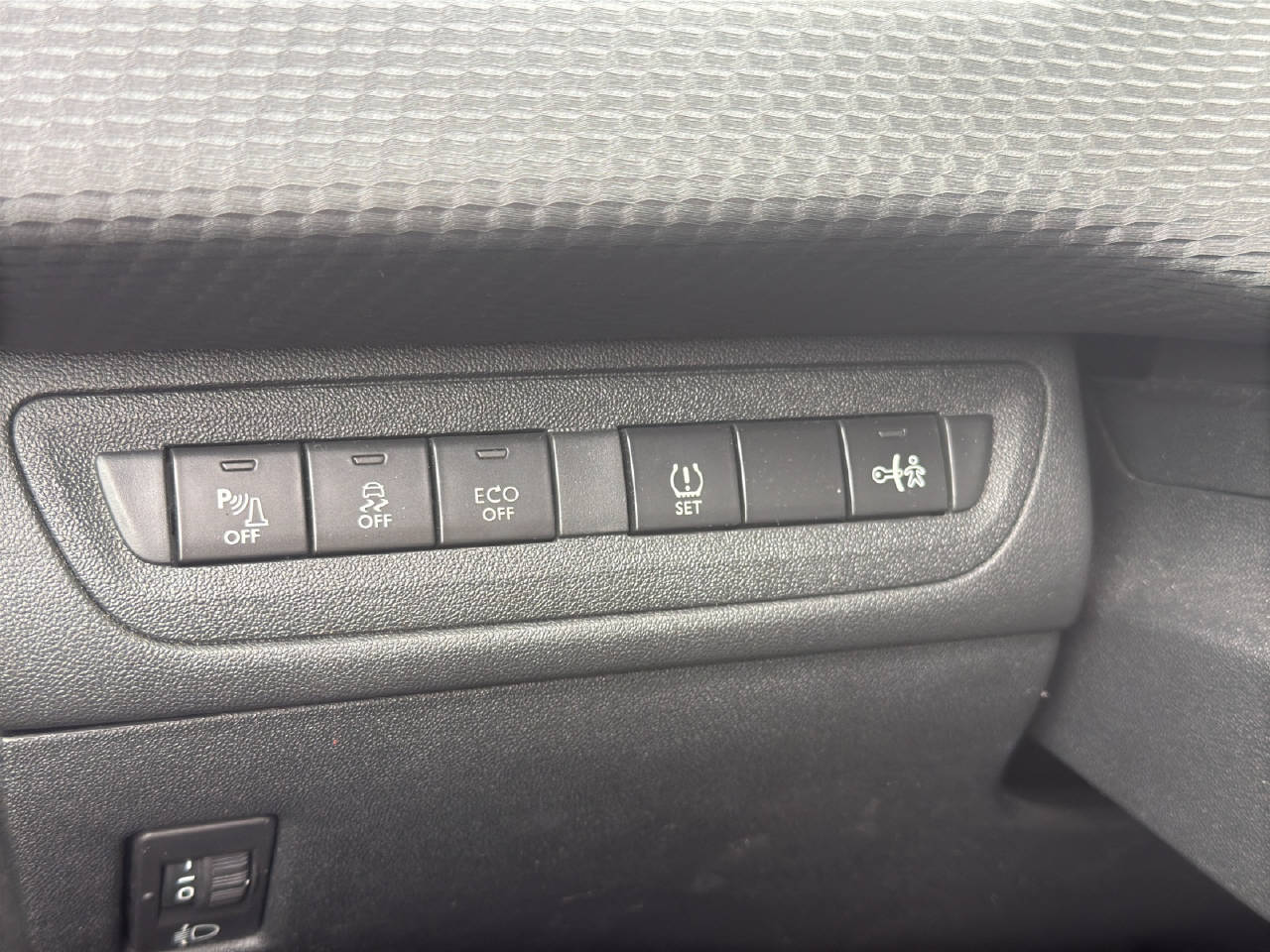 PEUGEOT 2008 1.2 PureTech Active EGS S-image-10