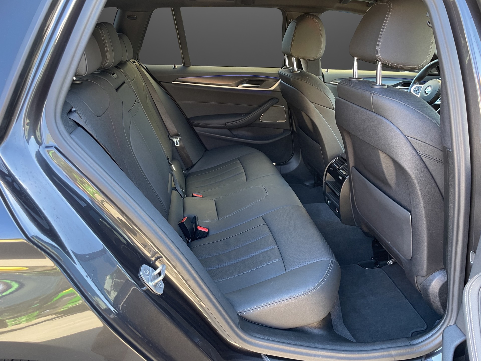 BMW 530d xDrive 48V Touring Pure M Sport Steptronic-image-8