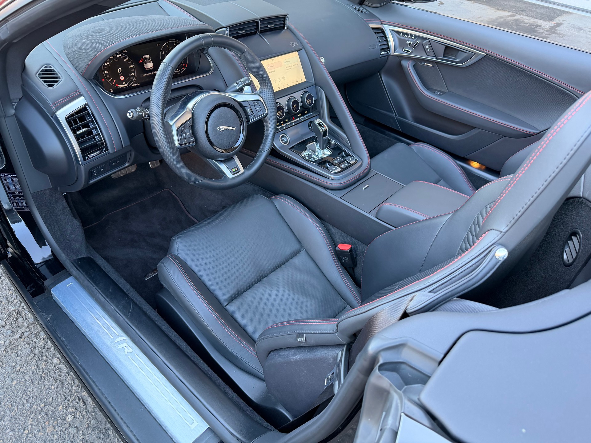 JAGUAR F-Type Convertible 5.0 V8 R75 AWD Automatik-image-11