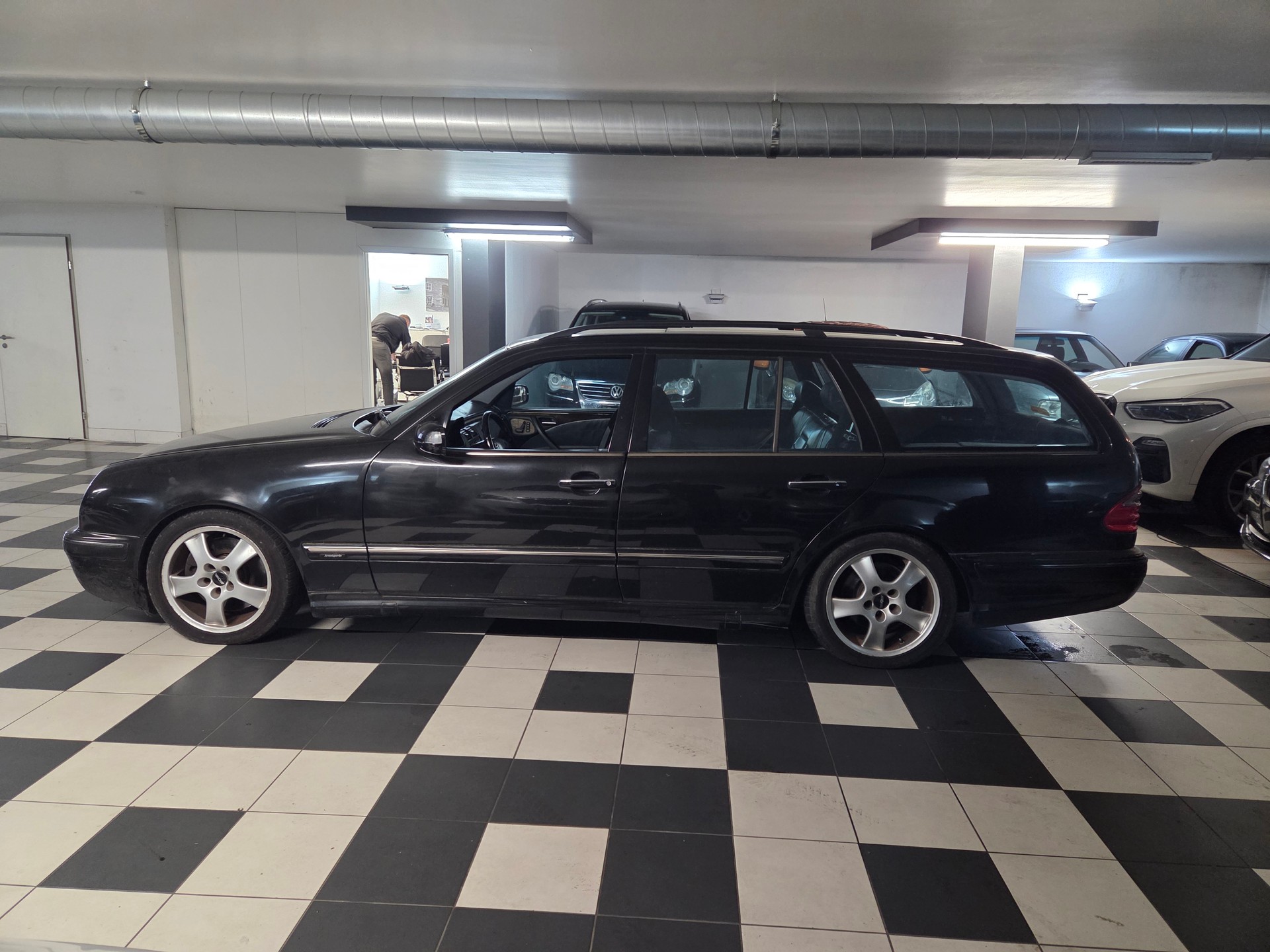 MERCEDES-BENZ E 55 AMG Avantgarde Automatic-image-1