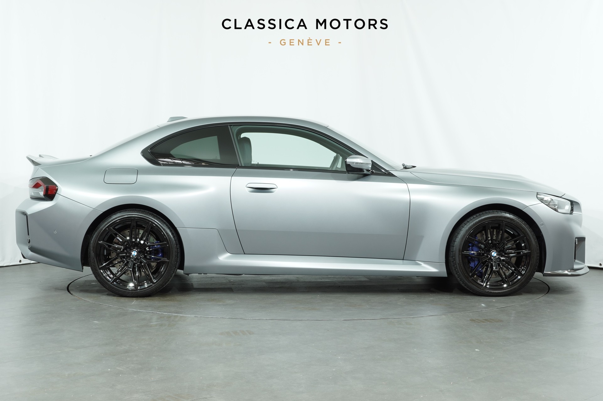 BMW M2 Steptronic-showroom-element-2