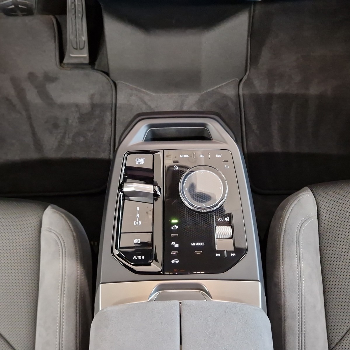 BMW iX xDrive60 M Sport Pro-image-12