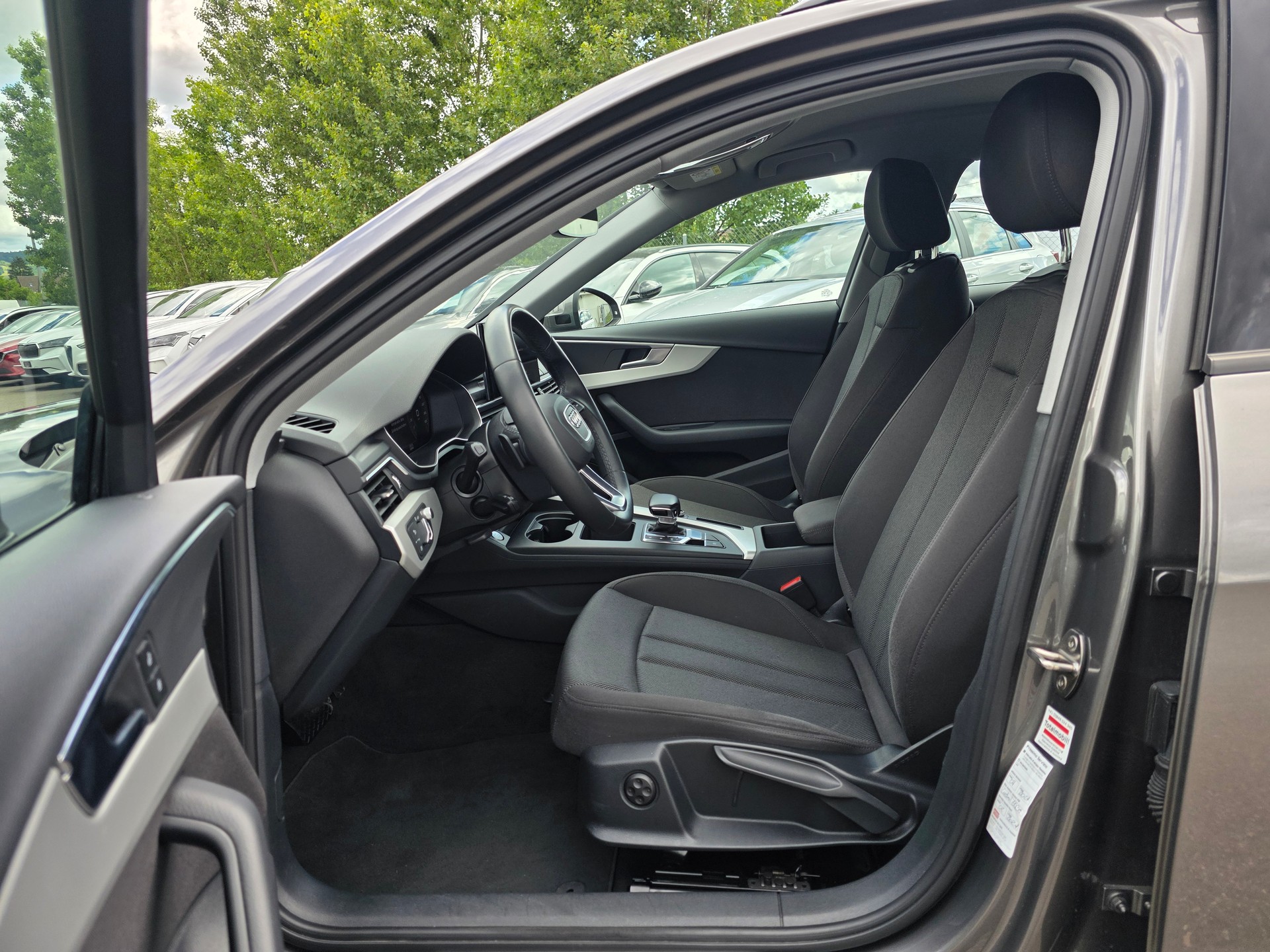 AUDI A4 Avant 40 TDI Attraction Quattro S-tronic * CH-Fahrzeug * Frisch ab MFK *-image-9