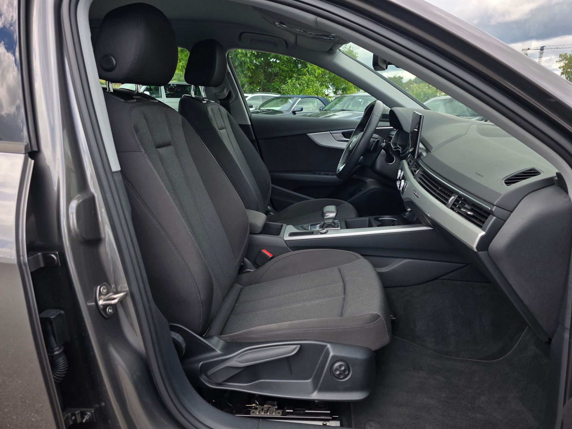 AUDI A4 Avant 40 TDI Attraction Quattro S-tronic * CH-Fahrzeug * Frisch ab MFK *-image-18