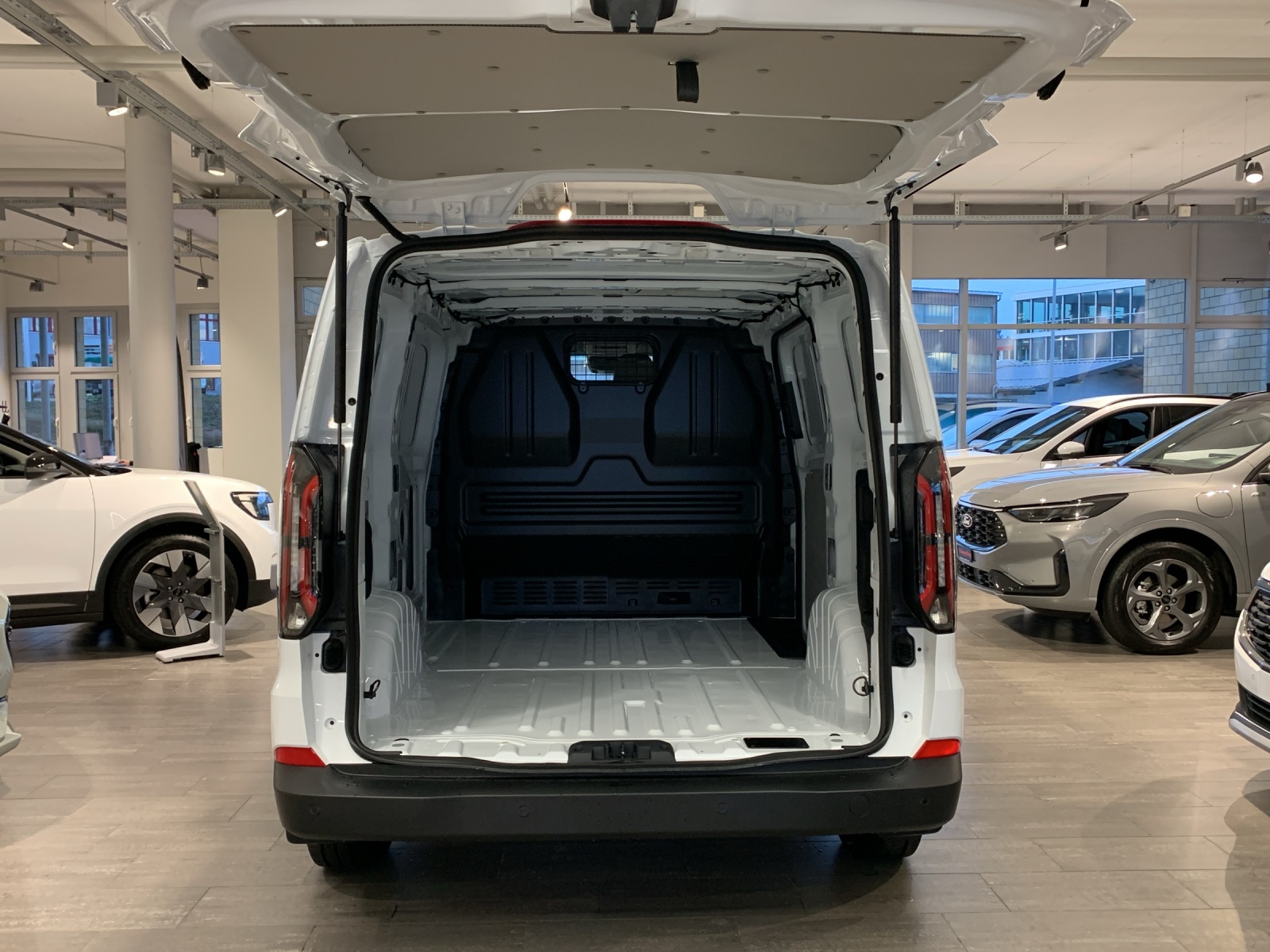 FORD E-Transit C Van 320 L1 Trend-image-15