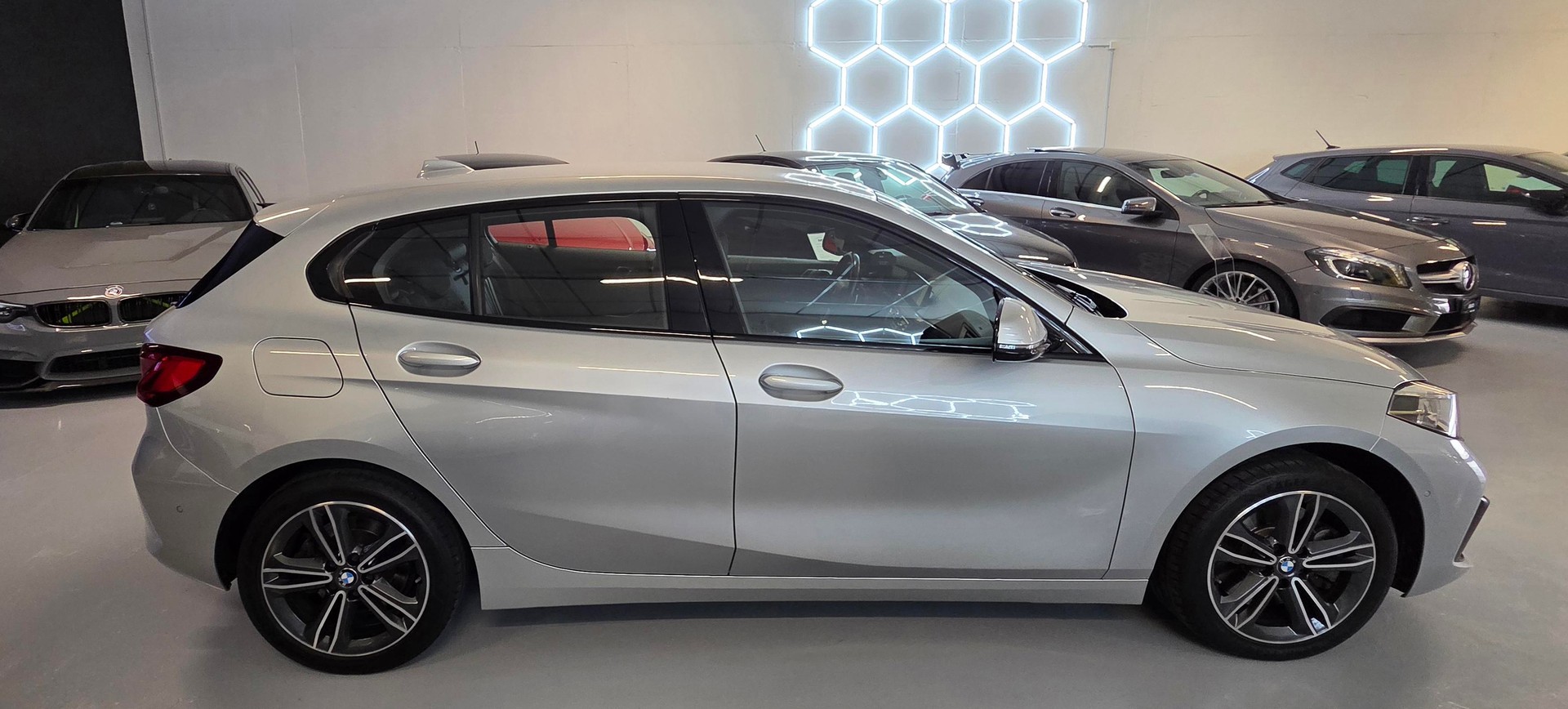 BMW 120d xDrive Steptronic Sport Line-image-2