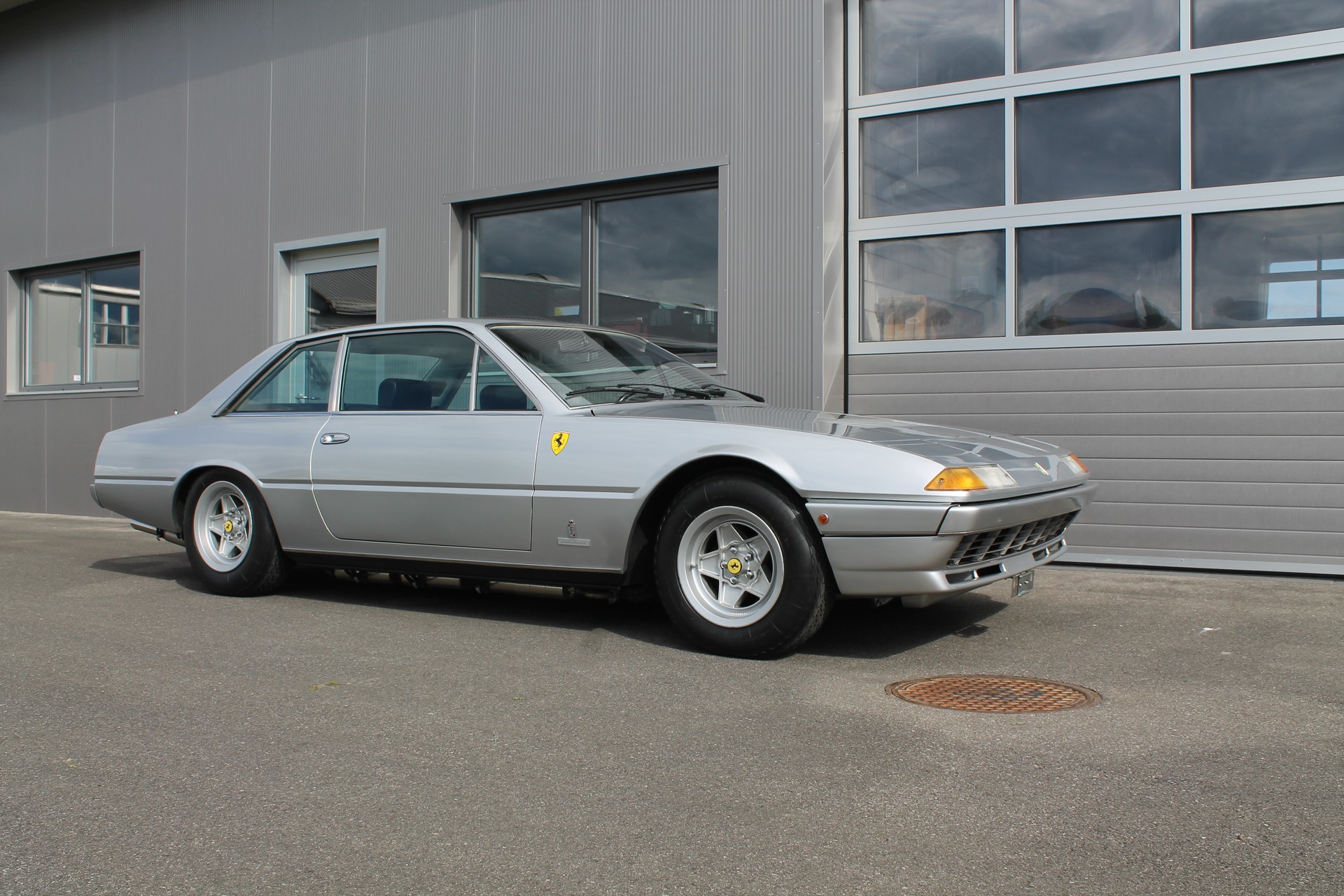 FERRARI 400-showroom-element-1