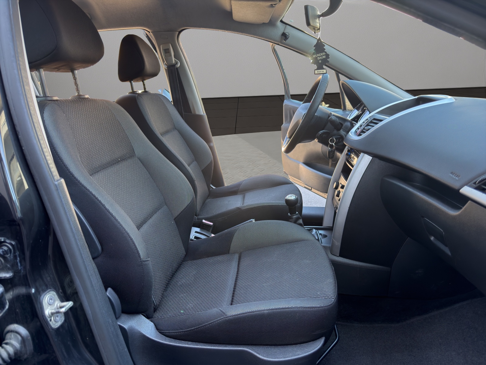 PEUGEOT 207 1.4 16V Allure-image-15