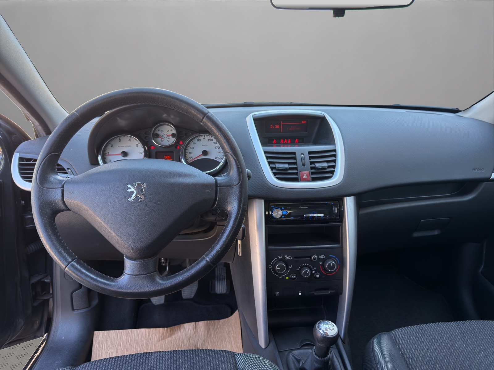 PEUGEOT 207 1.4 16V Allure-image-13