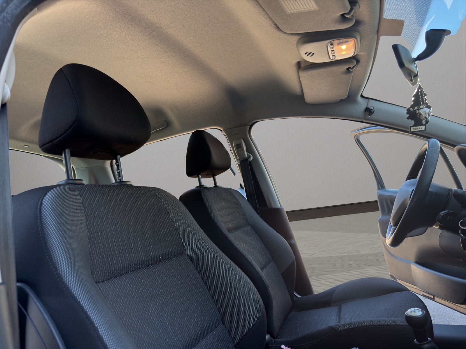 PEUGEOT 207 1.4 16V Allure-image-17