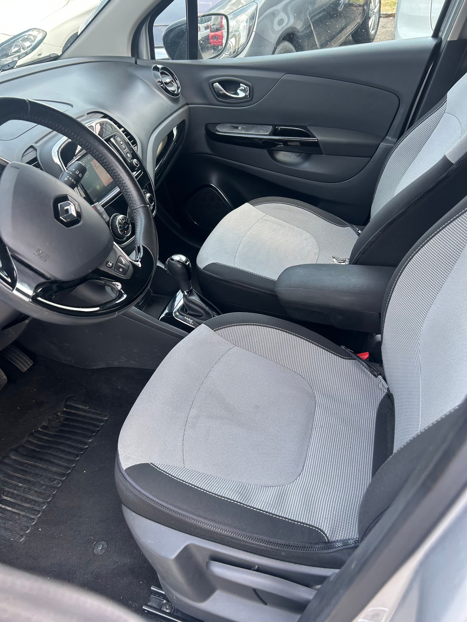 RENAULT Captur 1.2 T 16V Swiss Edition EDC-showroom-element-1