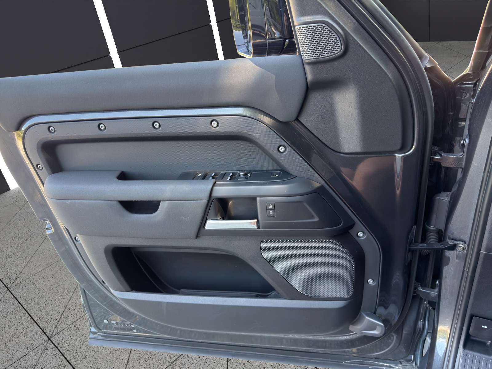 LAND ROVER Defender 110 P400 I6 X-Dynamic S 3.0 AT8-image-15