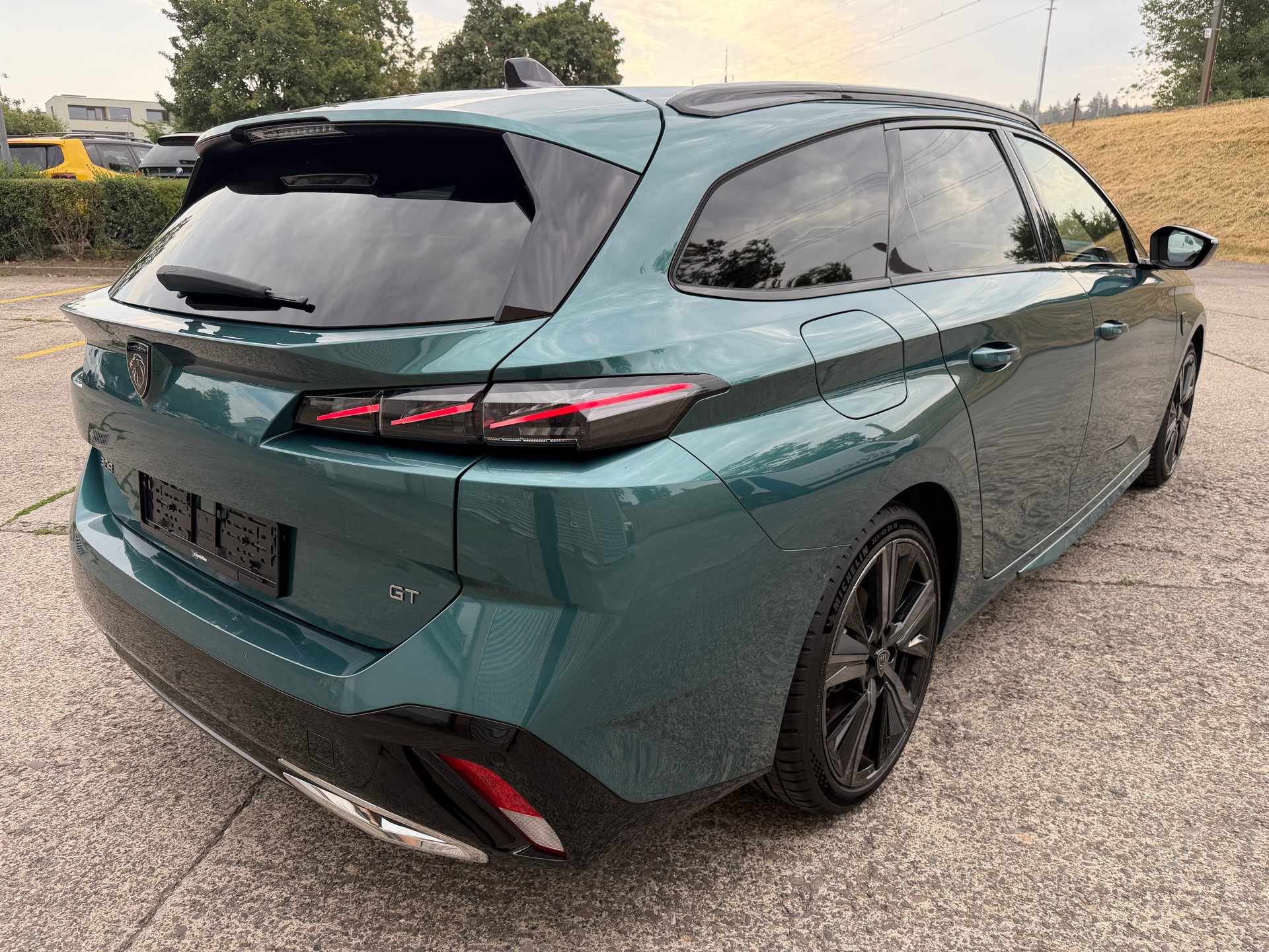 PEUGEOT 308 SW 1.2 Pure Tech GT Pack EAT8-image-4
