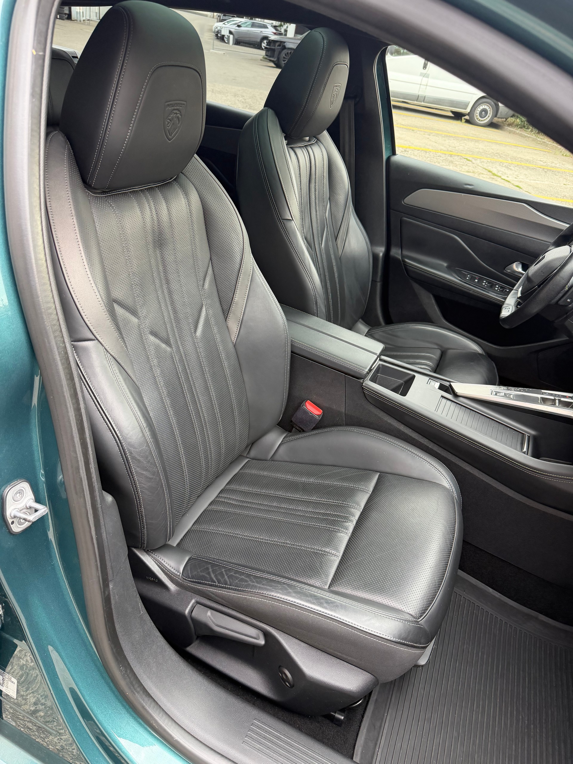 PEUGEOT 308 SW 1.2 Pure Tech GT Pack EAT8-image-17