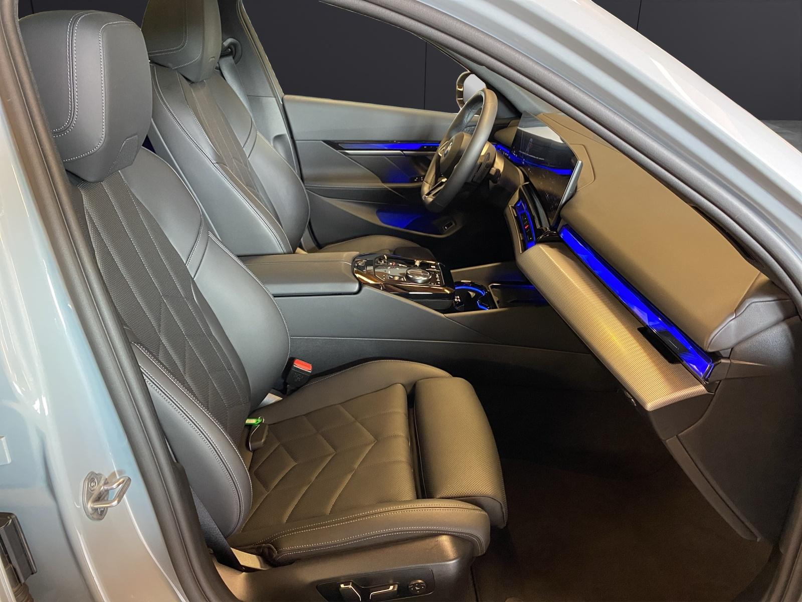 BMW 520d xDrive Touring-image-14