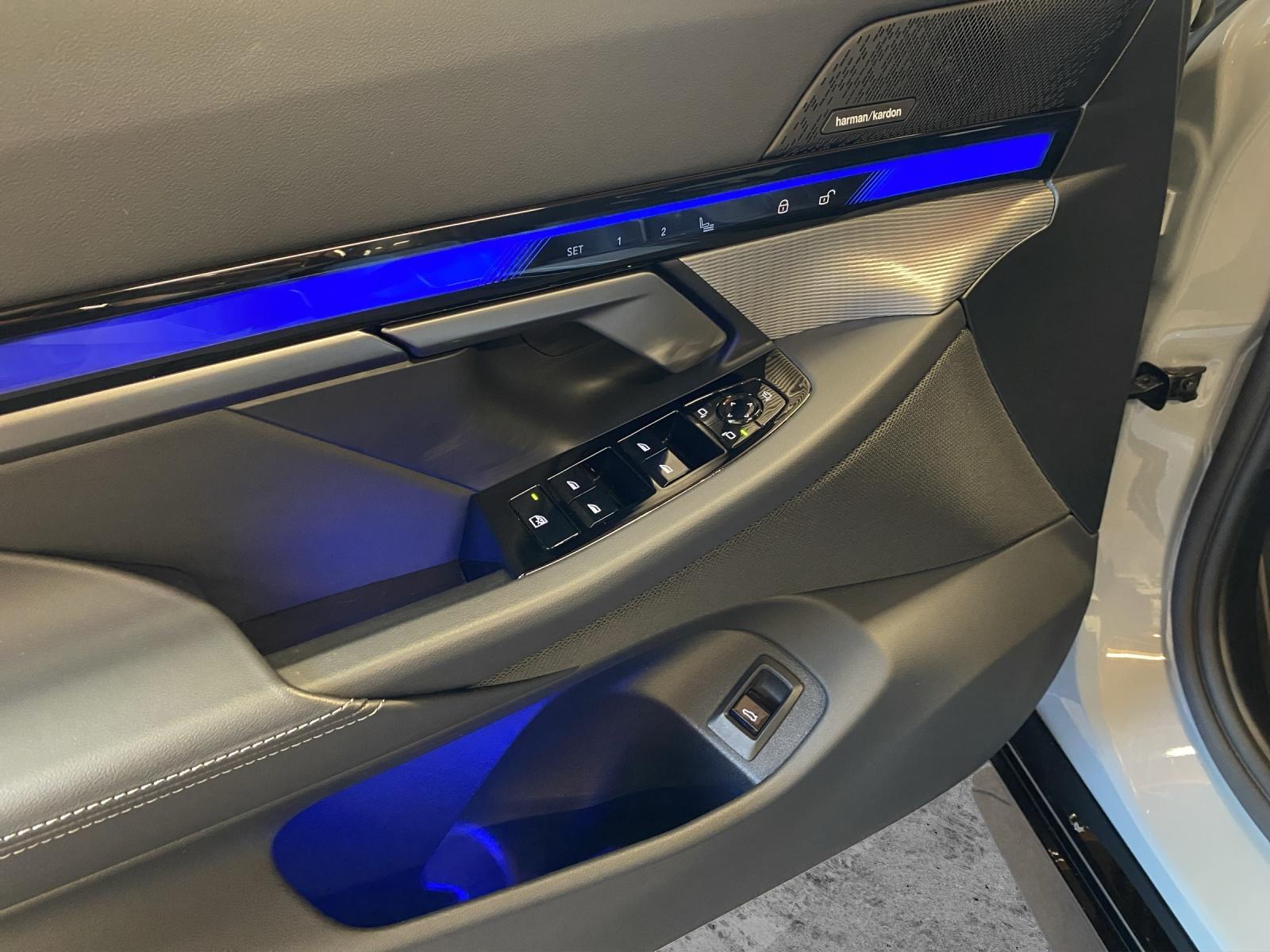 BMW 520d xDrive Touring-image-10