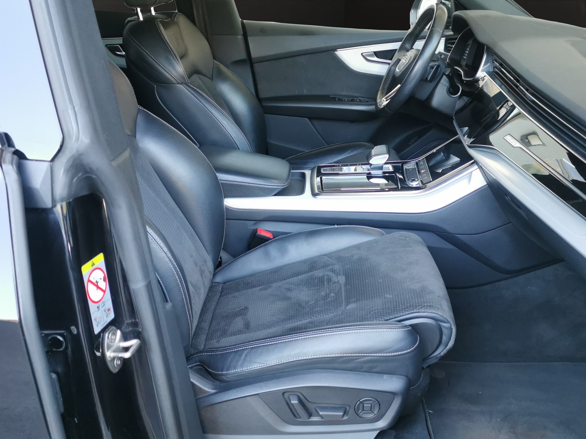 AUDI Q8 45 TDI quattro tiptronic-image-16