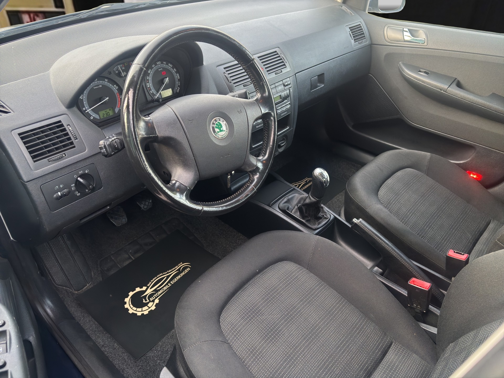 SKODA Fabia 1.4 16V Elegance-image-8